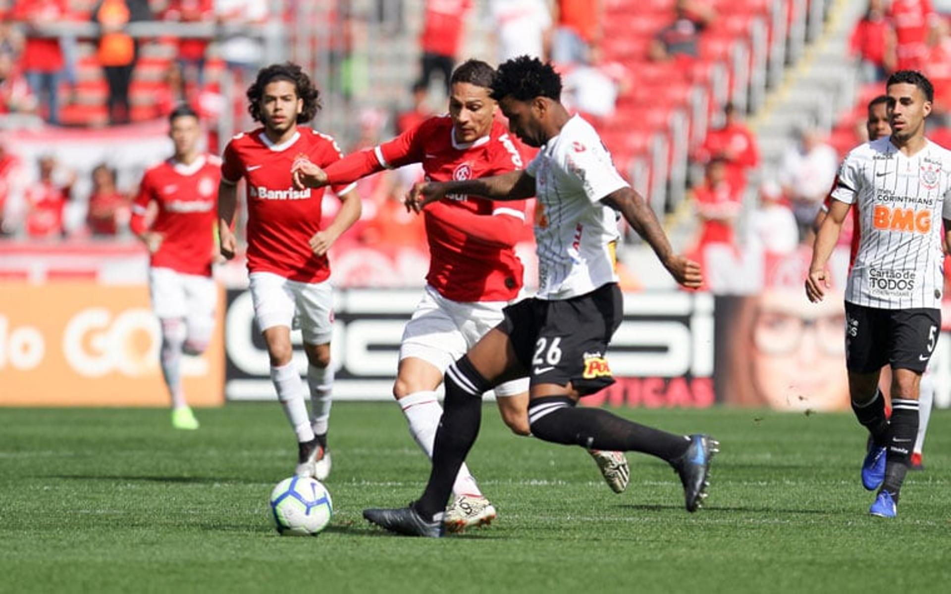 Internacional e Corinthians ficaram no 0 a 0 em confronto muito equilibrado, no Beira-Rio, neste domingo. O Alvinegro pecou na falta de criatividade e deixou escapar a chance de colar nos líderes do Brasileirão. O zagueiro Gil levou a melhor no confronto com Paolo Guerrero e foi o principal destaque do time de Fábio Carille. Confira a seguir todas as notas do Timão e os destaques positivo e negativo do Colorado na partida. (Por Ricardo Tavares - redacao-rj@lancenet.com.br)