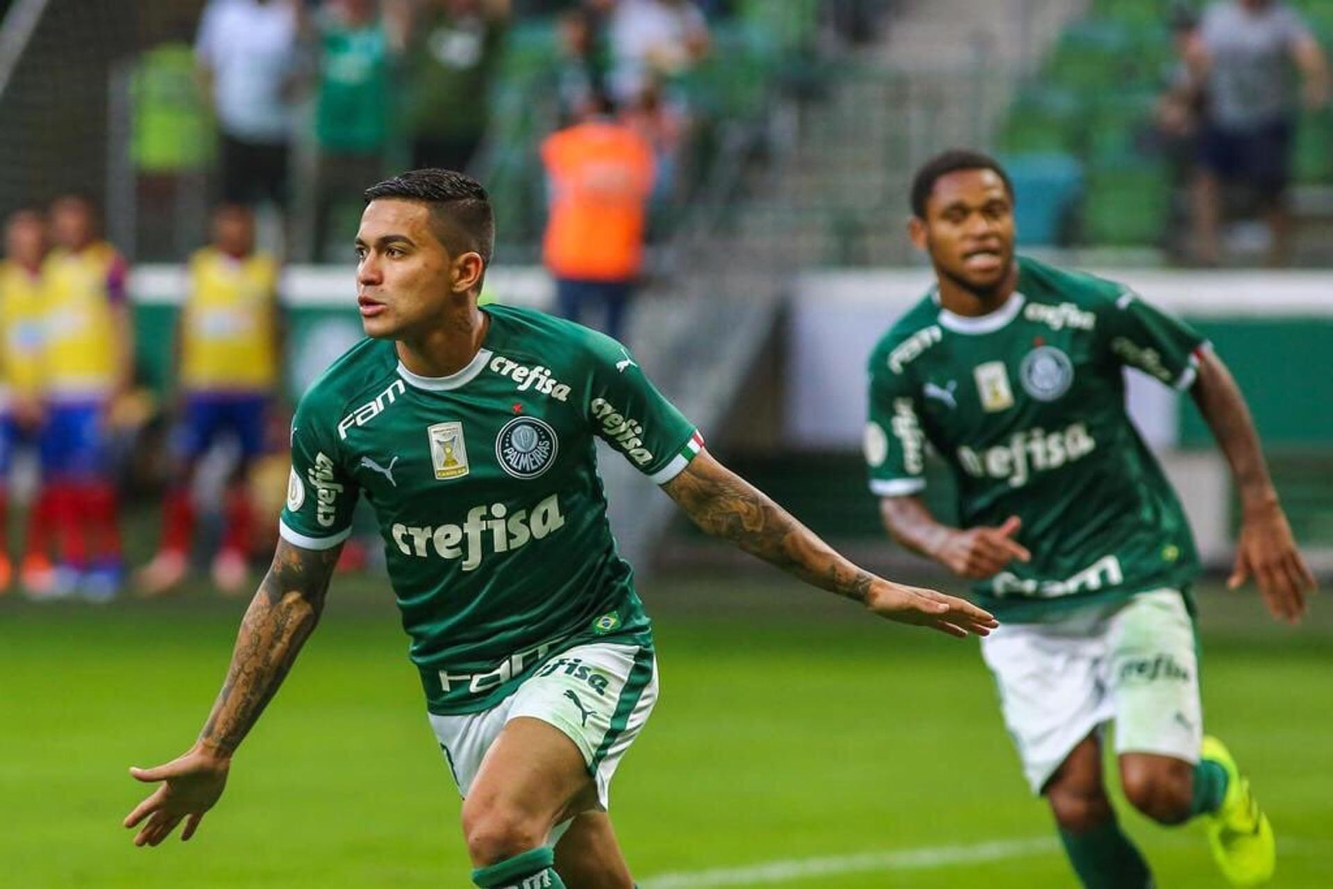 O camisa 7 Dudu foi o grande destaque do Palmeiras, que ficou apenas no empate, em casa, por 2 a 2 com o Bahia, neste domingo, pela 14ª rodada do Brasileirão. Além dos gols, Dudu se movimentou bastante e foi o principal criador de jogadas do Verdão. Veja as notas do Palmeiras do LANCE! (reporterverdao@lancenet.com.br)