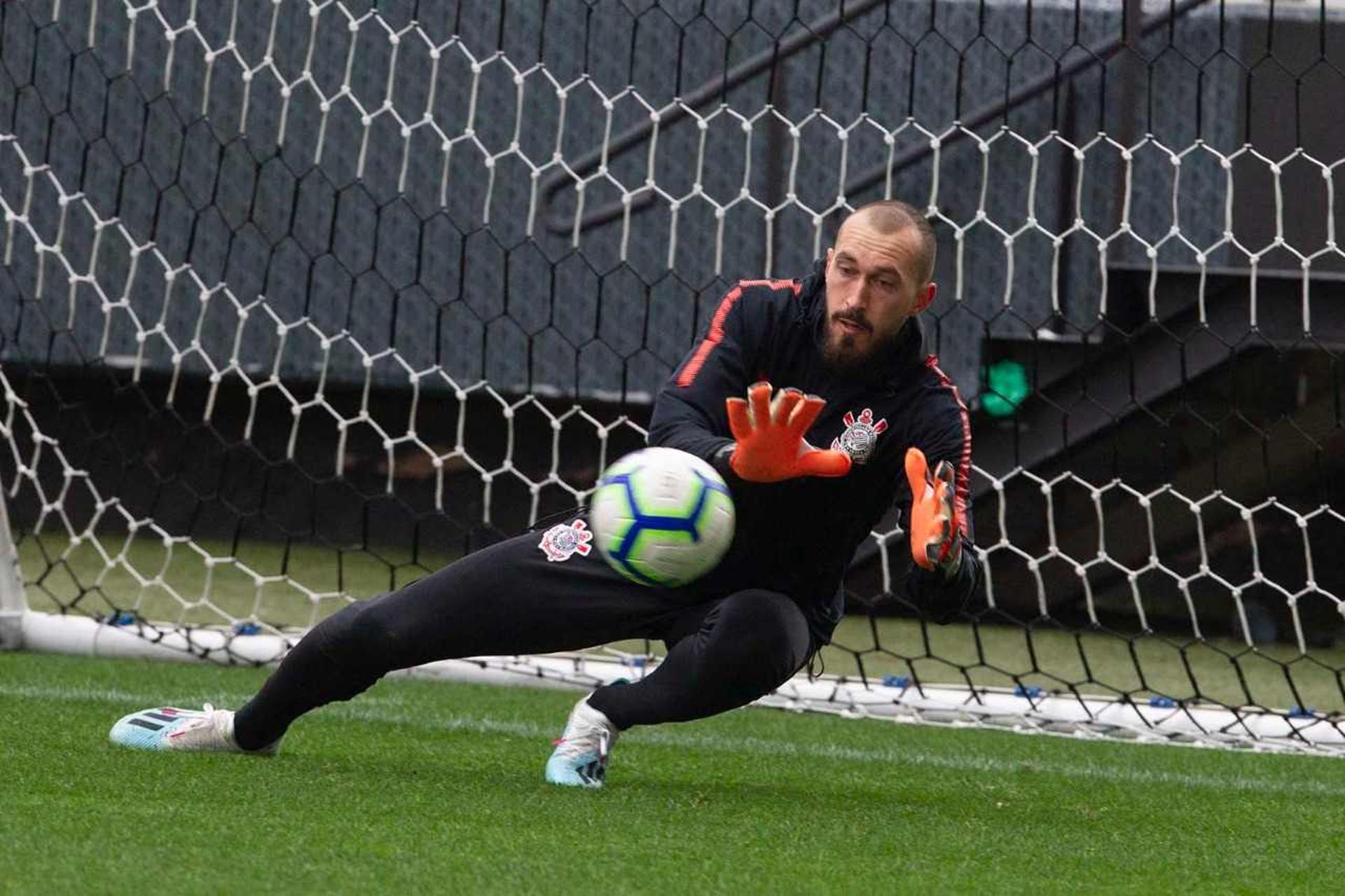 Goleiro Walter está recuperado de uma lombalgia e vai para o jogo contra o Botafogo, sábado, em Itaquera