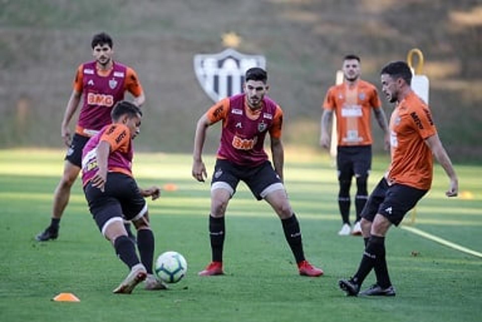 O time que encara o Furacão pode ter novidades com a entrada de Papagaio como titular