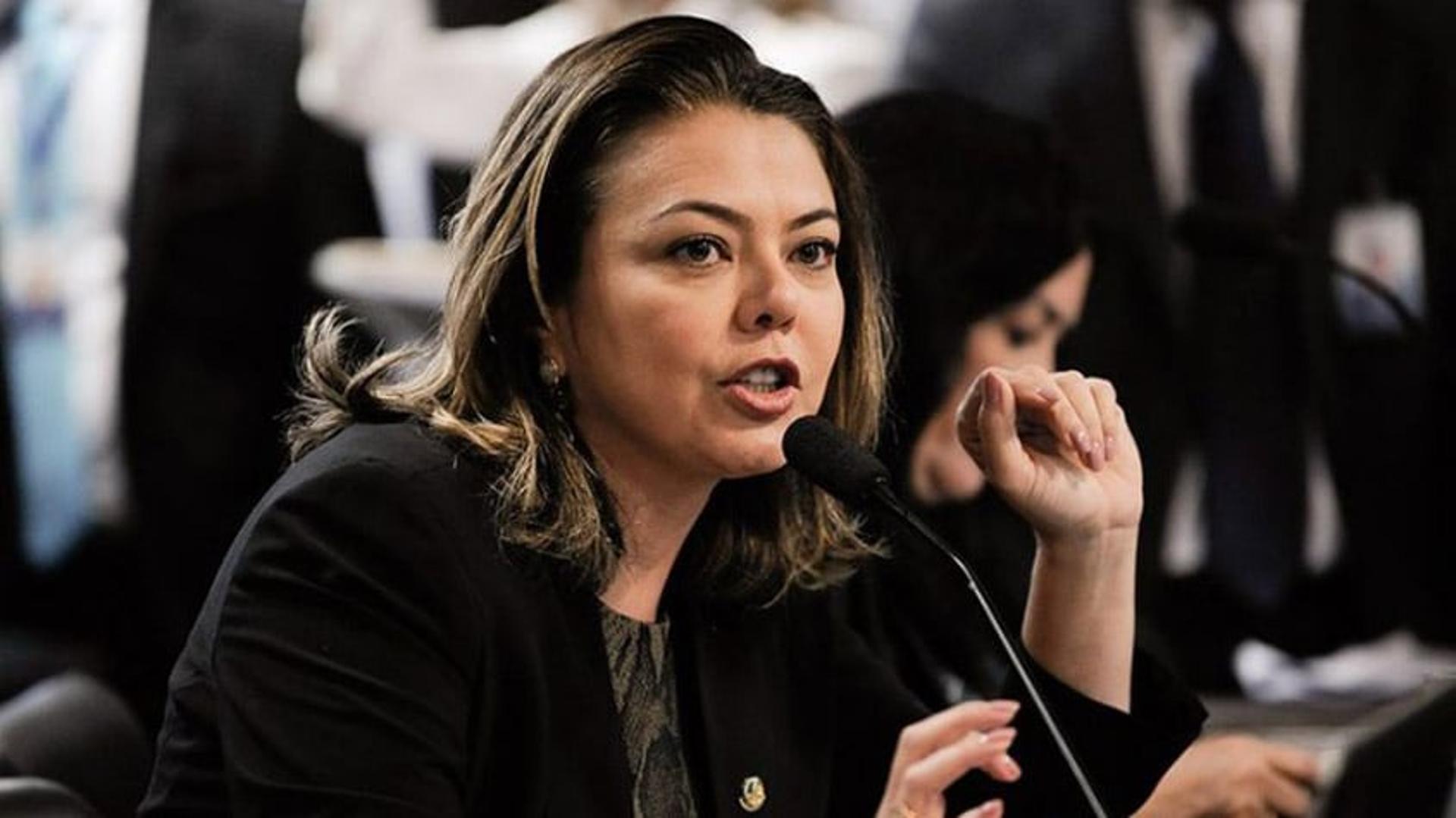 Leila Barros propõe refinanciamento de dívida