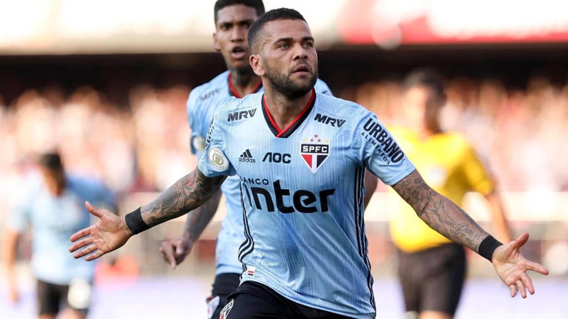 O São Paulo não podia ter uma tarde melhor neste domingo. A equipe da casa viu boas estreias dos reforços Juanfran e Daniel Alves, este o melhor em campo, e derrotou o Ceará por 1 a 0 no Morumbi, pelo Brasileirão. Confira as notas do São Paulo do LANCE! (reportersaopaulo@lancenet.com.br)