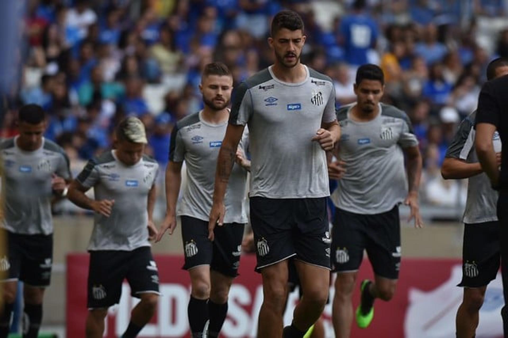 Cruzeiro 2 x 0&nbsp; Santos, pelo Brasileirão - Gustavo Henrique foi expulso aos três minutos do primei tempo, no último domingo, em Belo Horizonte, por conta de um carrinho em Pedro Rocha em um contra-ataque. Gustavo perdeu a corrida e arriscou na pequena área, impedindo-o de tentar marcar o gol. Veja a seguir as expulsões mais rápidas&nbsp;