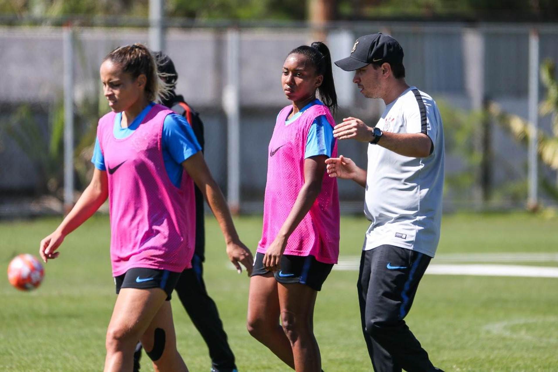 Rodrigo Iglesias, no detalhe, durante treinamento da equipe feminina do Timão