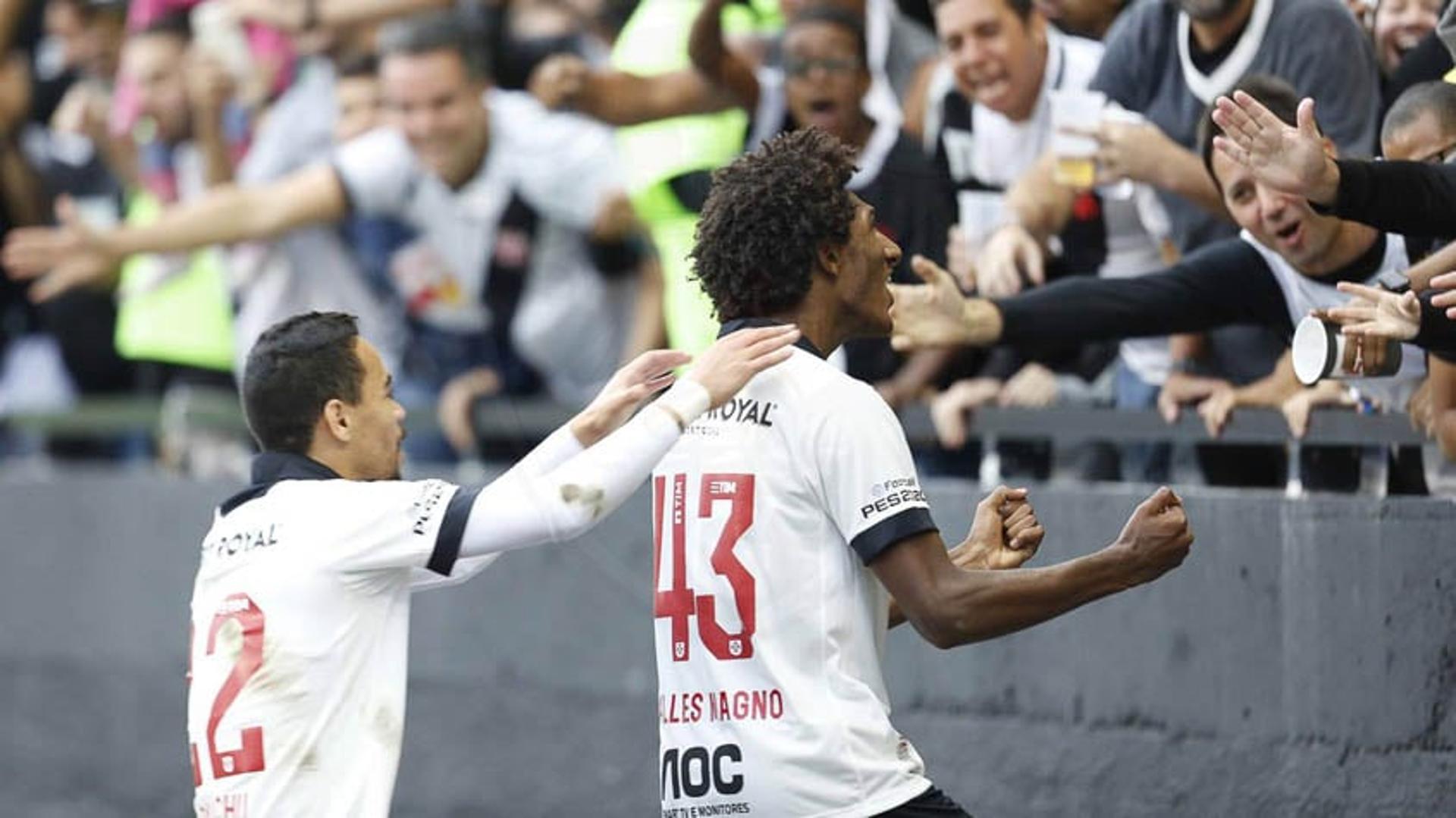 O Vasco se impôs e mostrou sua força jogando em São Januário. Diante de cerca de 20 mil torcedores, o time comandado por Vanderlei Luxemburgo construiu a vitória sobre o São Paulo no segundo tempo. Talles Magno fez o primeiro gol dele no profissional e abriu o caminho para o bom resultado na Colina. O garoto de 17 anos ficou com a melhor avaliação do LANCE! (Notas por Núcleo Vasco)