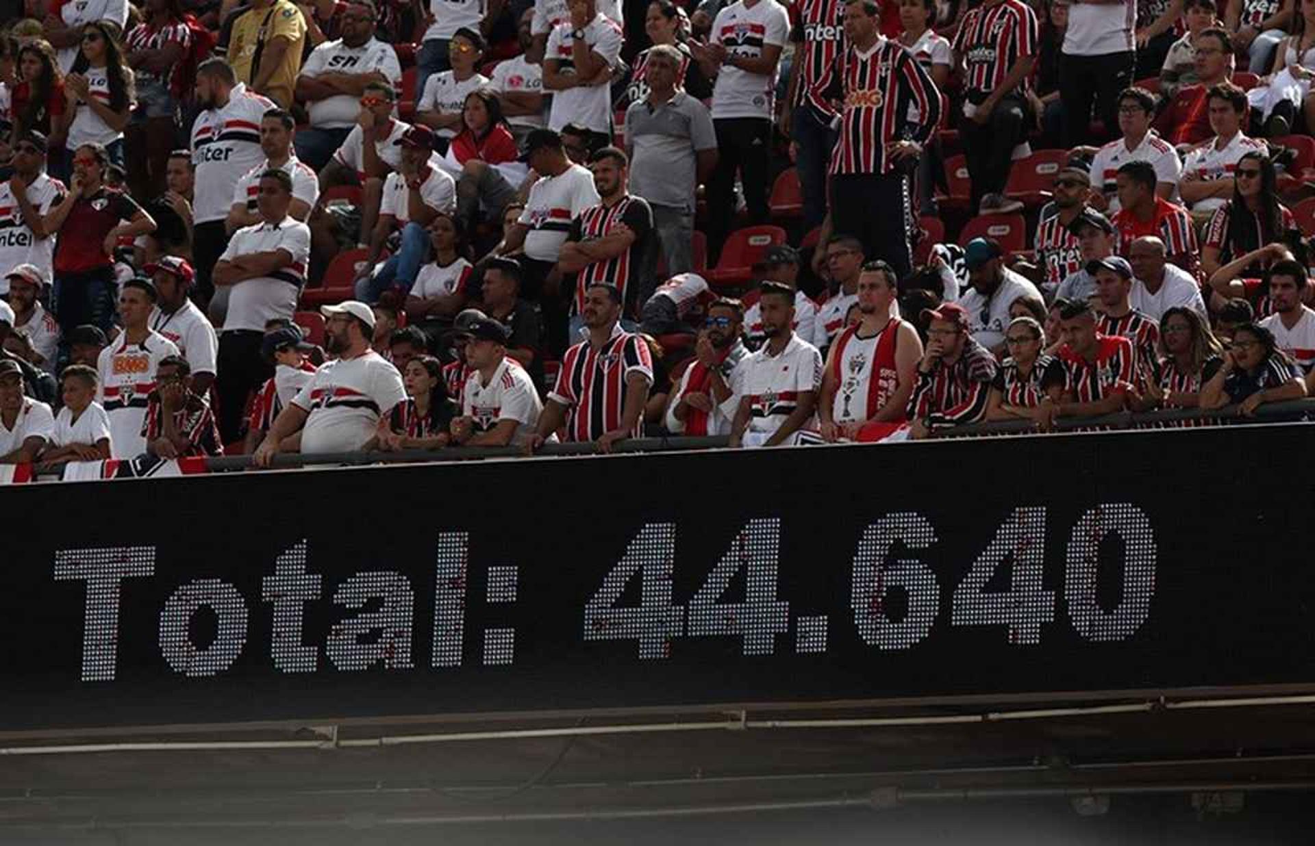 Após encher o Morumbi nas vitórias sobre Santos (47.277) e Ceará (47.705), o que fez sua média de público aumentar para&nbsp;35.823 pessoas por jogo, atrás apenas de Flamengo (47.478) e Corinthians (36.378), o São Paulo espera casa cheia mais uma vez no jogo contra o Grêmio, às 11h de sábado. O torcedor tricolor gosta de jogos pela manhã: o estádio são-paulino recebeu mais de 40 mil pessoas em seis dos sete jogos realizados aos domingos às 11h (jogos sábado cedo são uma novidade desta edição do Brasileirão). O último foi o empate sem gols com o Bahia, com público de 44.640 (foto). O São Paulo também não perdeu em casa neste horário: veja a lista abaixo.