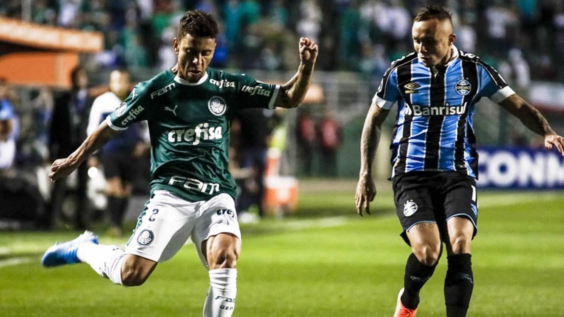 O Palmeiras saiu na frente, mas sofreu a virada do Grêmio no Pacaembu e perdeu por 2 a 1, dando adeus a Copa Libertadores. O Tricolor Gaúcho avança para as semifinais. Ninguém do Verdão teve grande atuação, e o zagueiro Luan teve falhas que comprometeram o time. Confira as notas do Verdão do LANCE! (por David Nascimento)