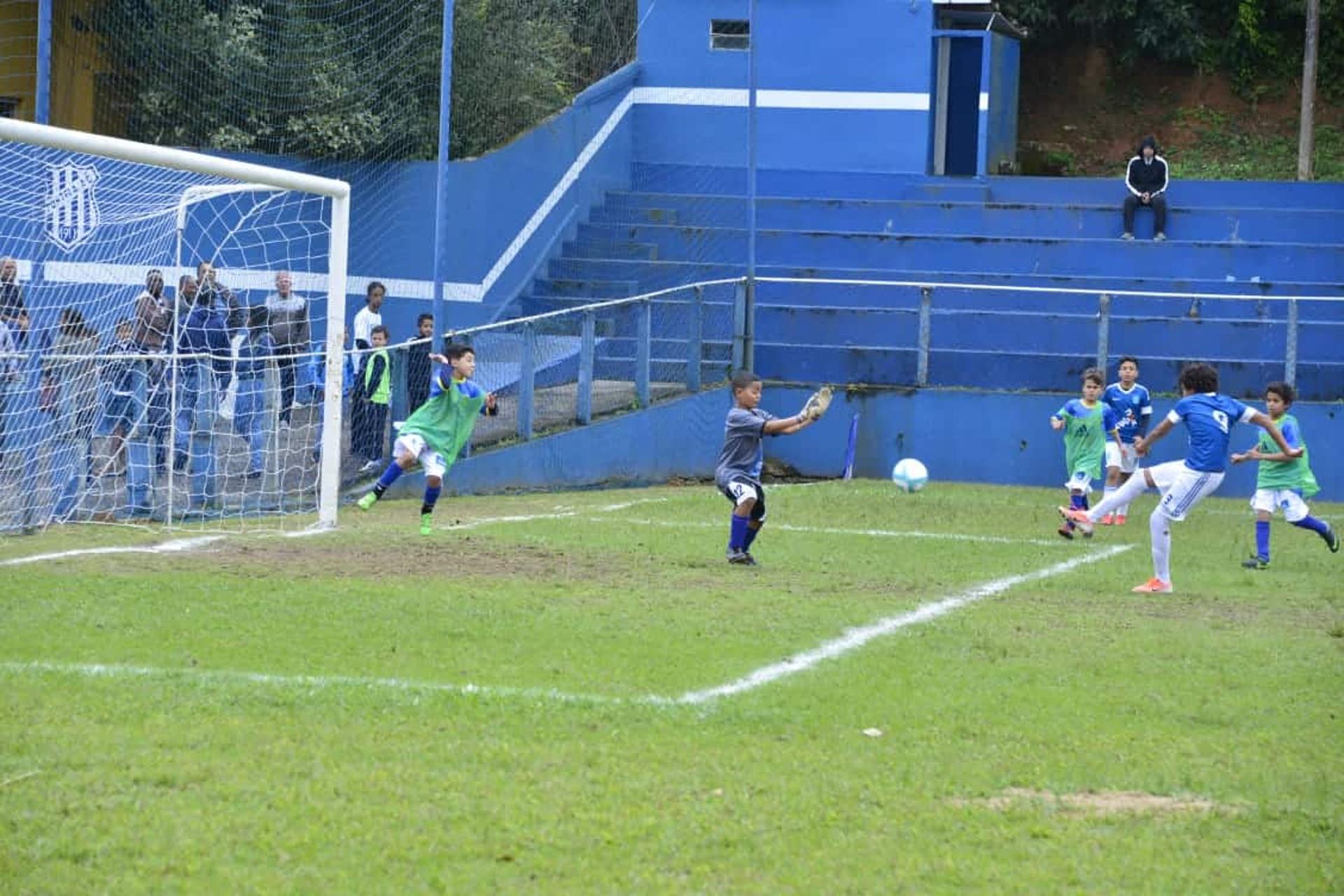 Garotada em campo na Copa Zico