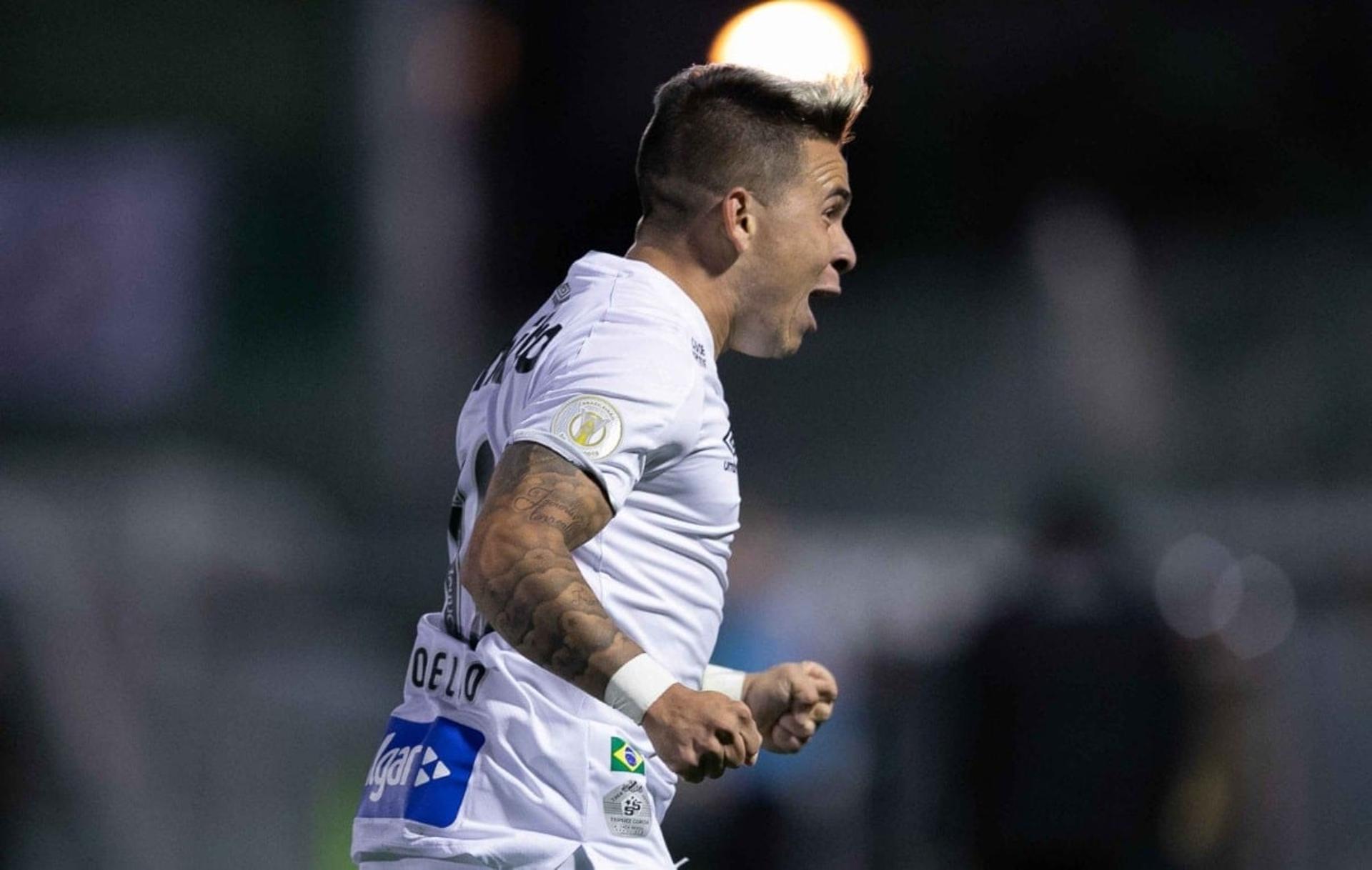 Neste sábado, o Santos bateu a Chapecoense por 1 a 0, na Arena Condá. Muito participativo, Soteldo foi o principal nome do Peixe na partida. Confira, a seguir, as notas do LANCE! para o time do Santos no duelo (Por Gabriel Grey - gabrielgrey@lancenet.com.br)