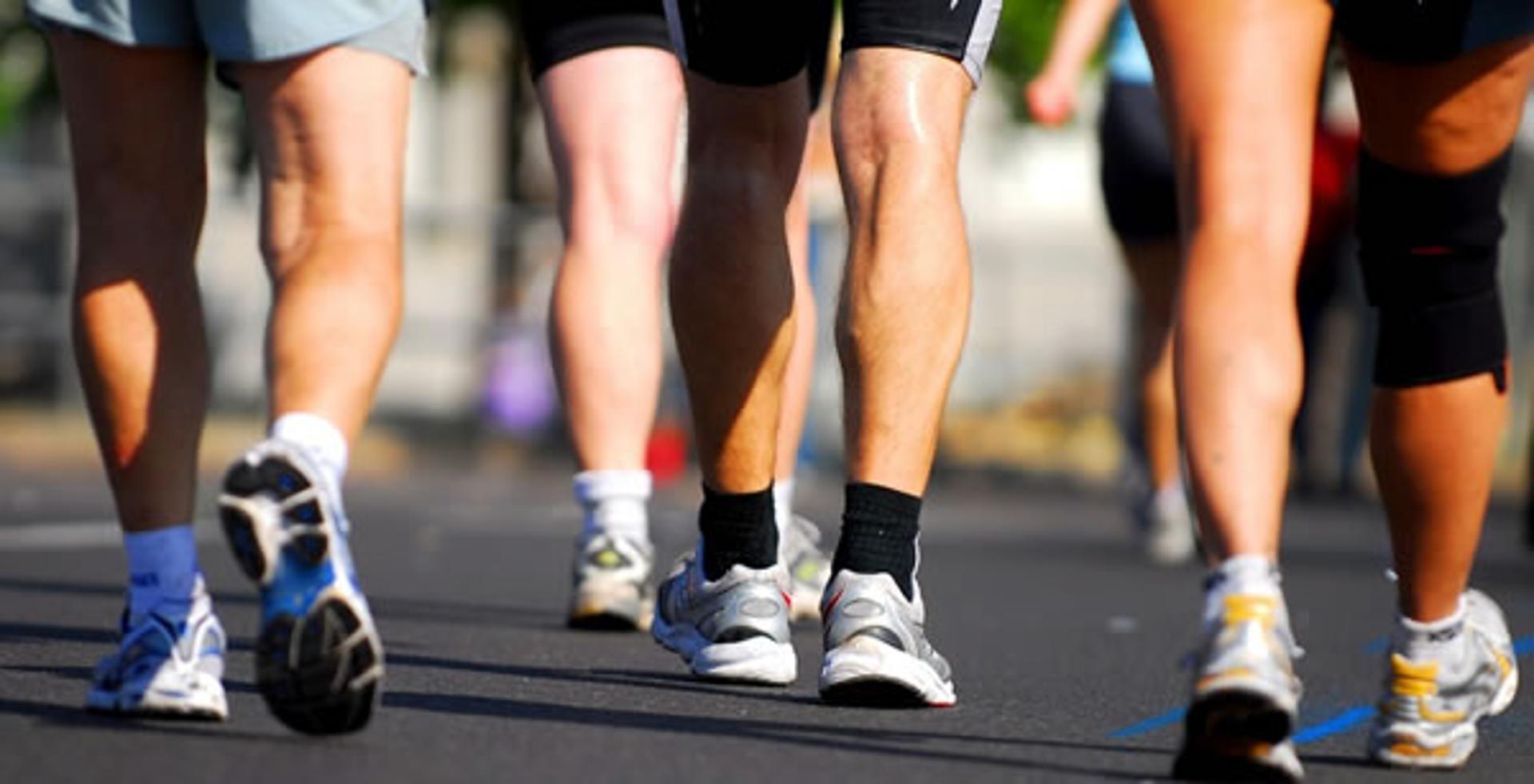 Caminhar 30 minutos por dia cinco vezes por semana traz bons benefícios para prevenir doenças cardíacas, diabetes, depressão e alguns tipos de câncer. (Divulgação)