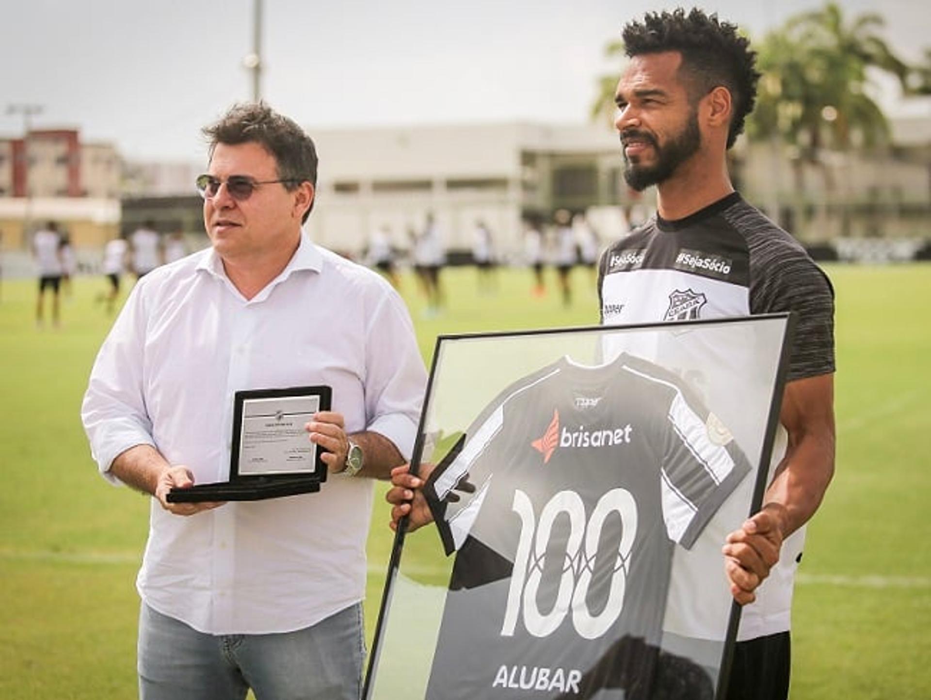 Valdo recebendo homenagem pelos 100 jogos no Ceará