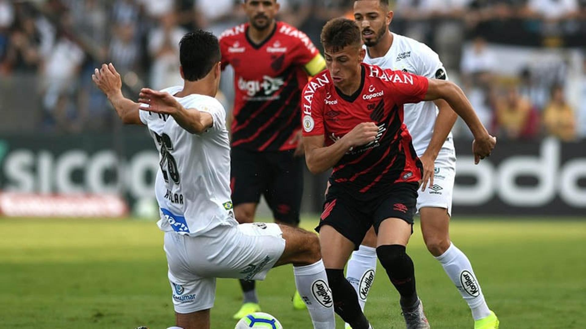 Confira a seguir a galeria especial do LANCE! com as imagens da partida do Santos contra o Athletico neste domingo