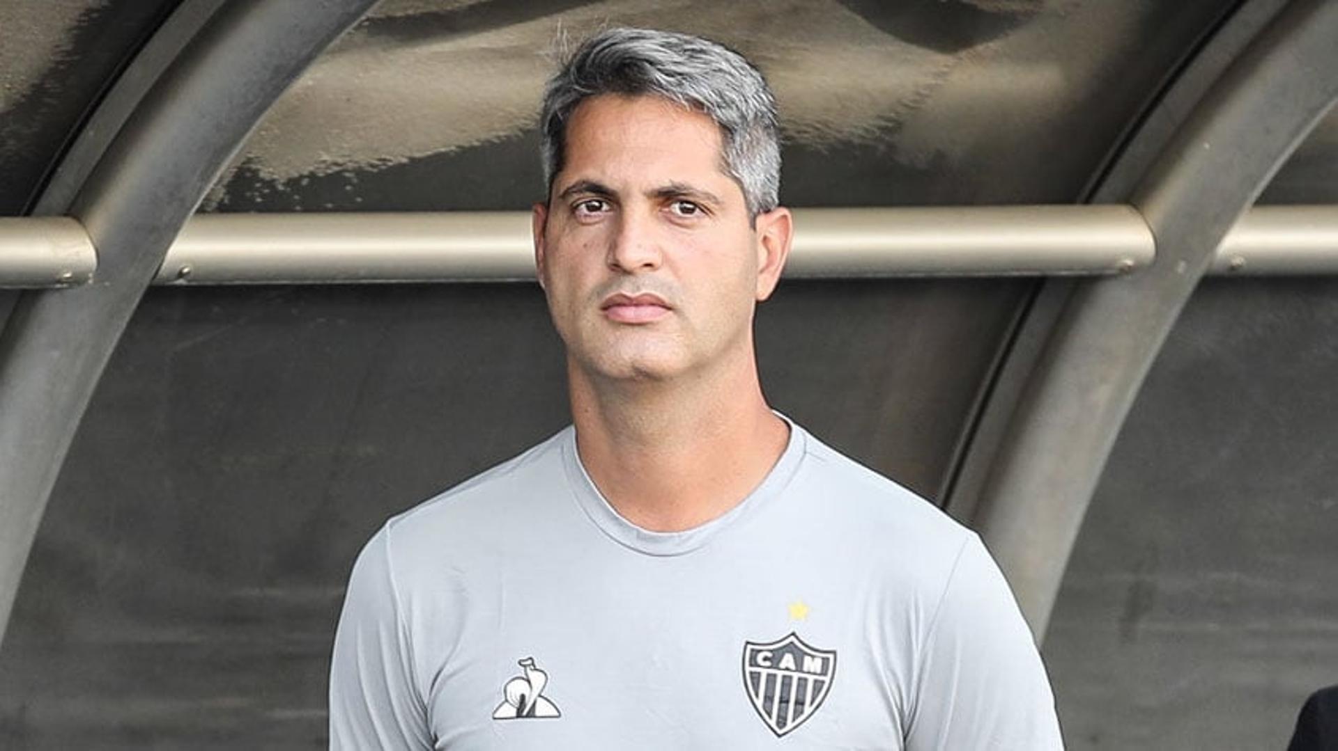 Após a derrota para o Grêmio, por 4 a 1, no Independência, a direção do Atlético-MG optou pela demissão de Rodrigo Santana. O treinador finalizou o ciclo com&nbsp;41 partidas: 18 vitórias, seis empates e 16 derrotas. O L! mostra, na sequência de imagens, outros técnicos no mercado.<br>