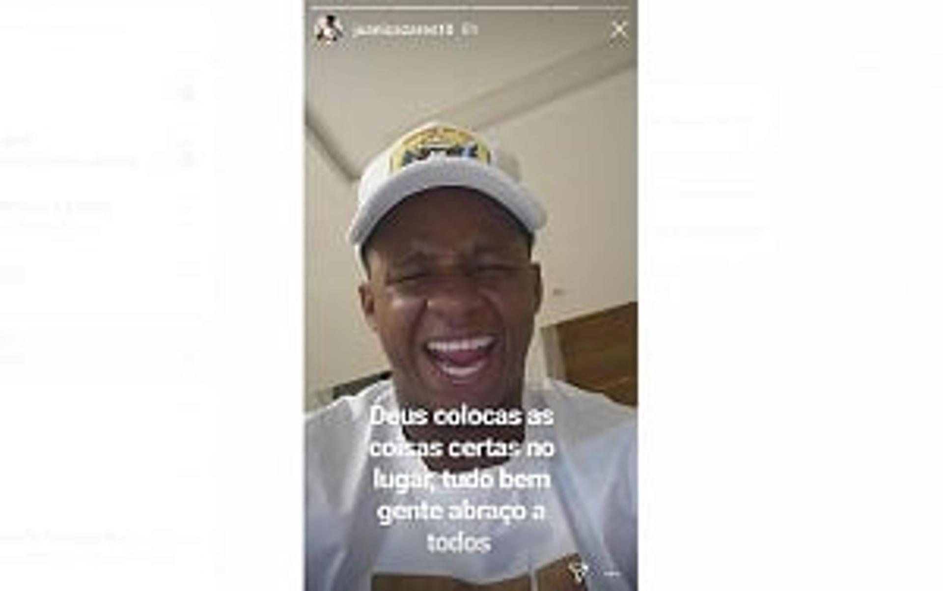 Cazares postou sorridente uma imagem de que estava tudo bem após a confusão policial