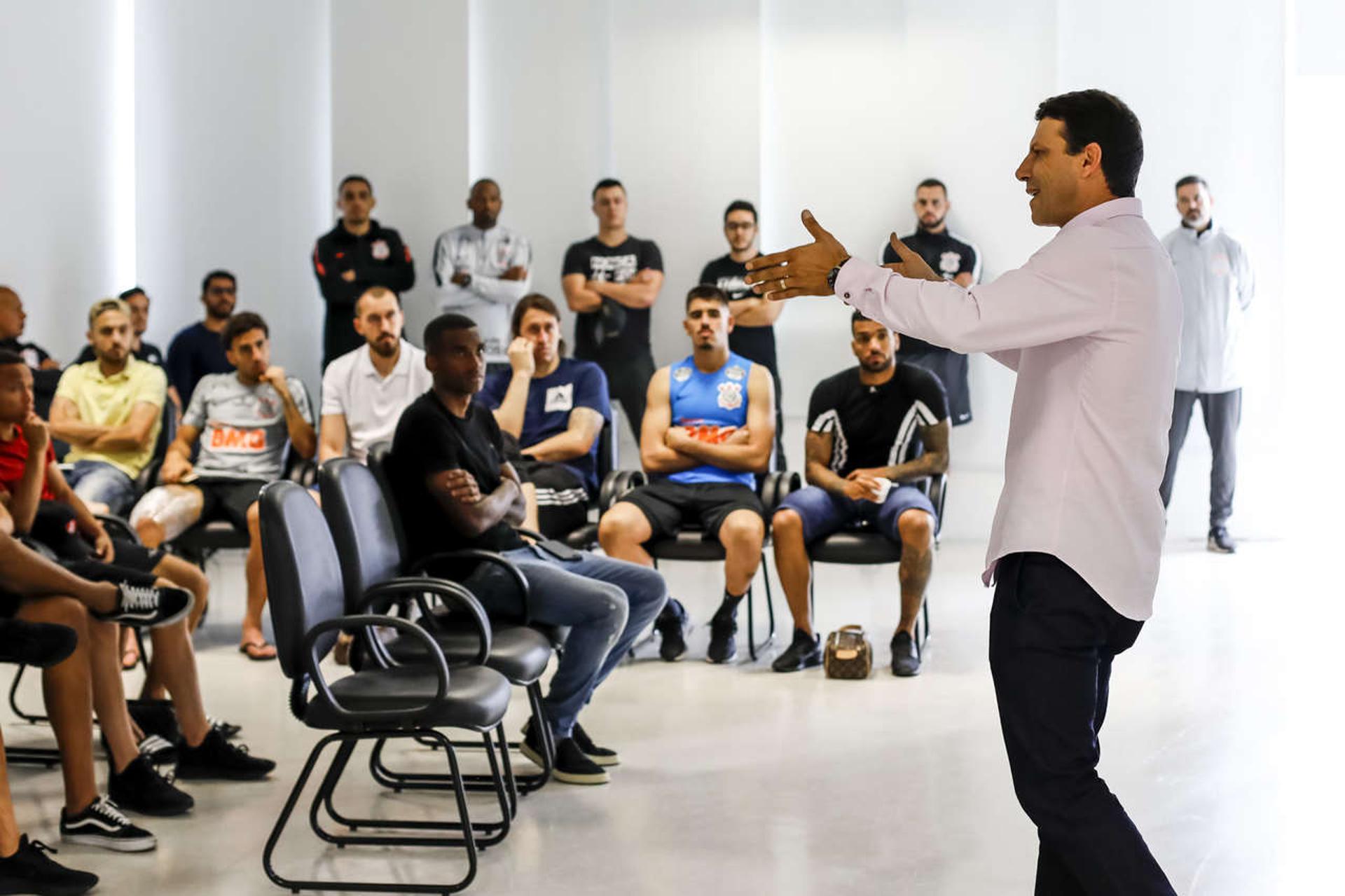 Gaciba bateu um papo com os jogadores do Corinthians