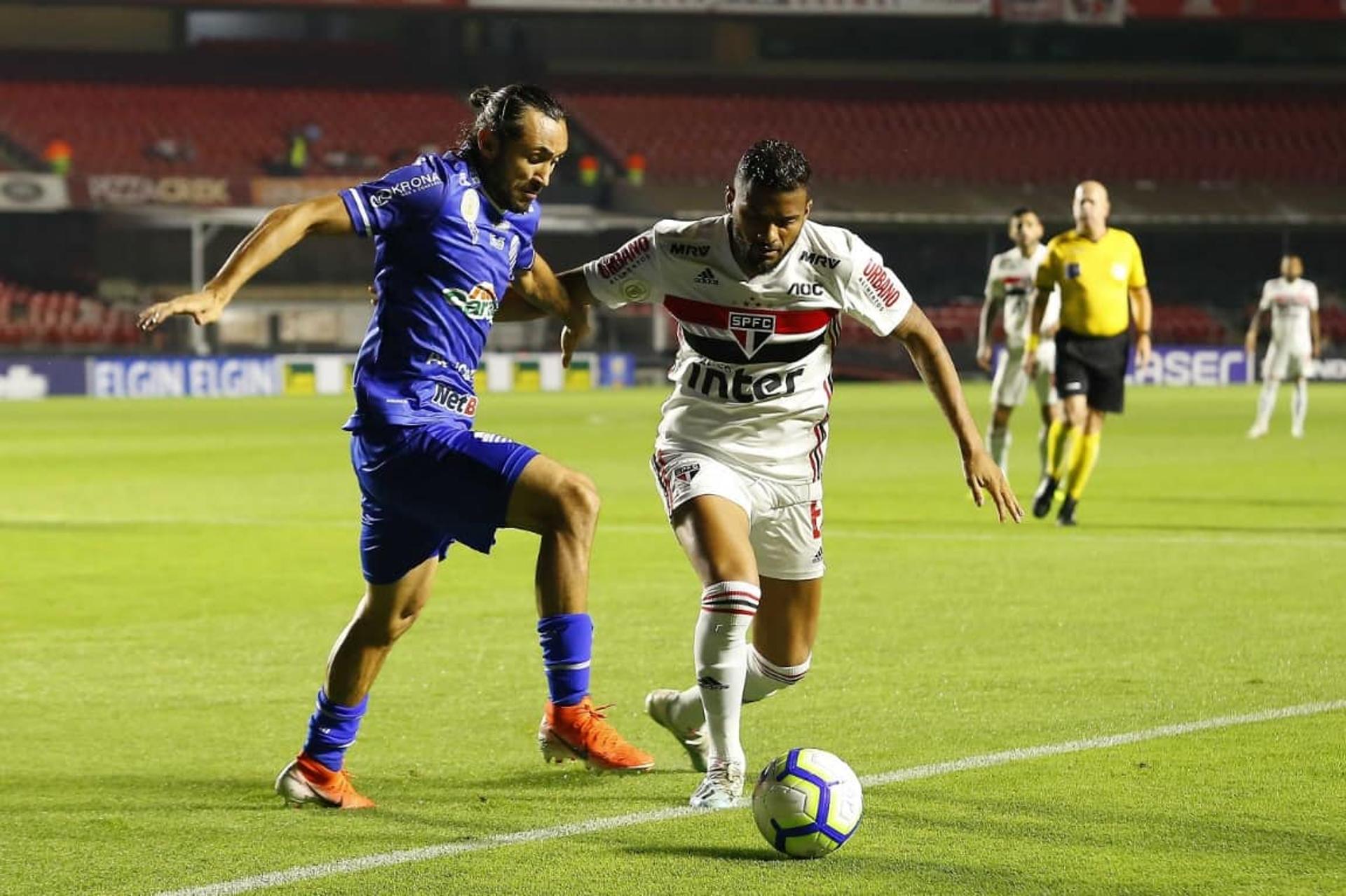 No Morumbi, o São Paulo saiu atrás e só conseguiu empatar com o CSA, neste domingo, por 1 a 1. O lateral-esquerdo Reinaldo balançou a rede pelo Tricolor e foi o principal nome do time no duelo. Confira, a seguir, as notas para os jogadores do São Paulo e o treinador Cuca na partida (Por João Vitor Castanheira - joaovitor@lancenet.com.br)