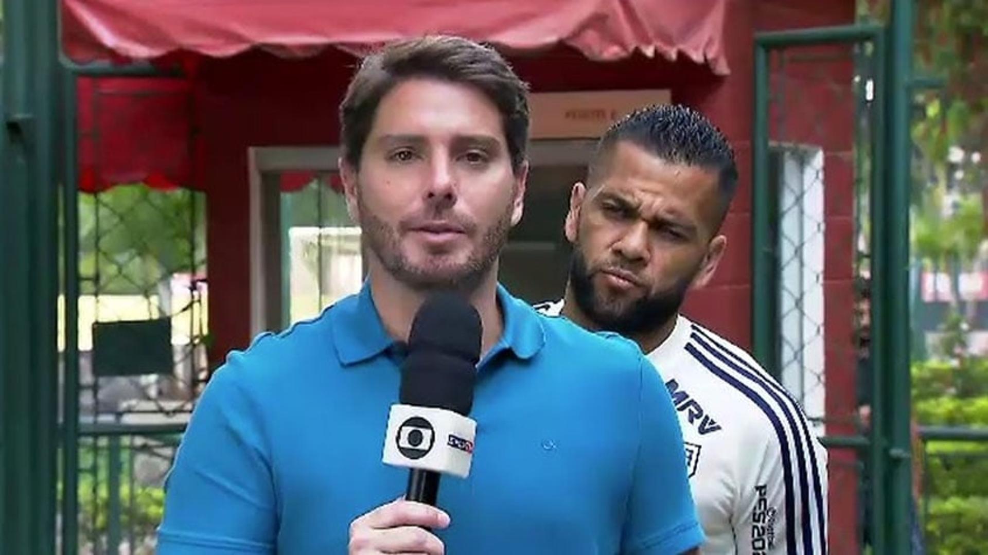 Dani Alves e repórter