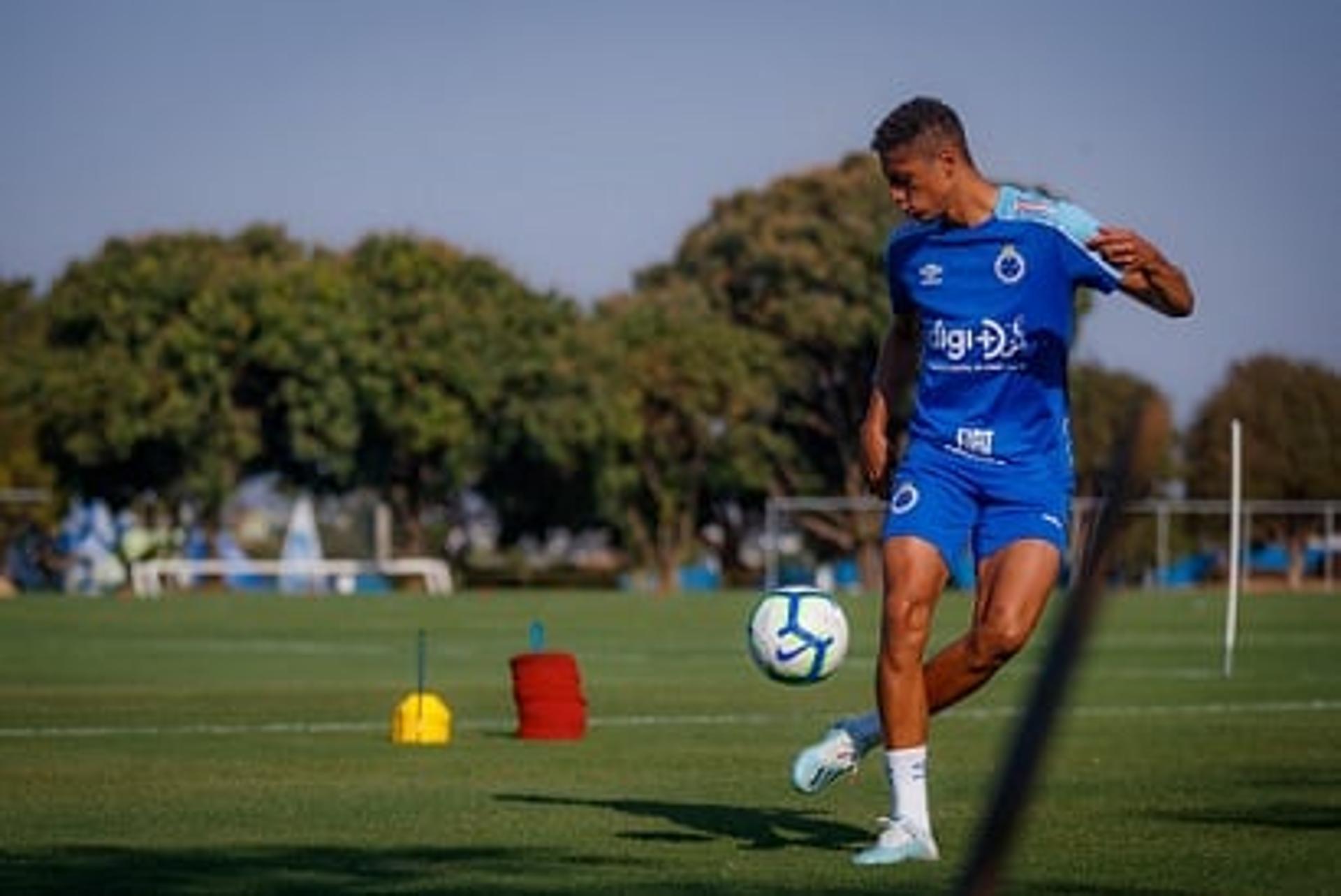 Rafael Santos foi a surpresa de Rogério Ceni na lateral-esquerda do Cruzeiro contra o Palmeiras