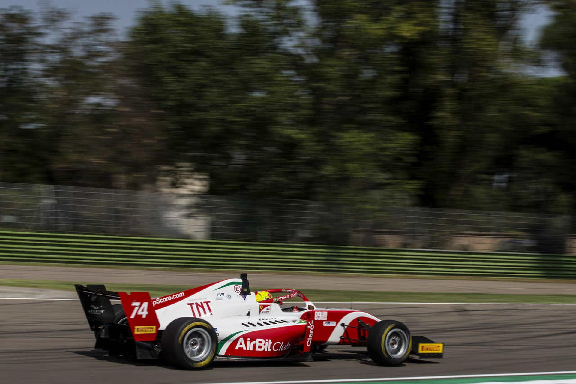 Enzo Fittipaldi em ação na F-3 regional europeia