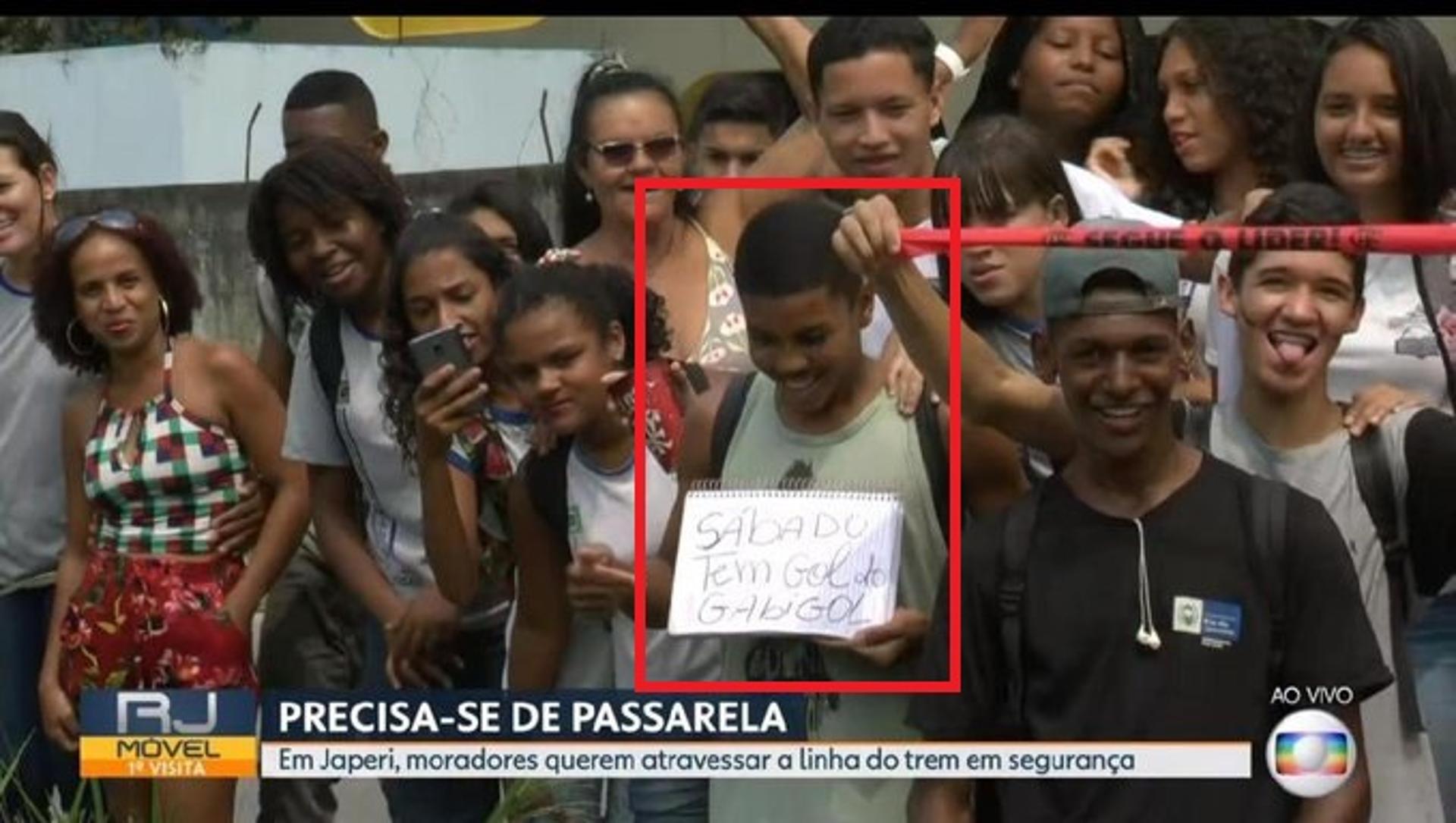 Torcedor do Flamengo exibe cartaz no RJTV