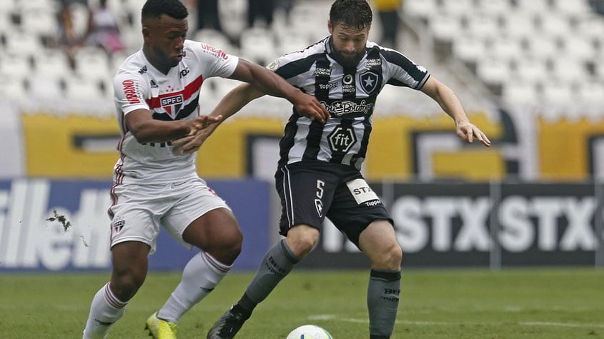 A abertura do segundo turno do Brasileirão teve gosto amargo para o Botafogo. O Glorioso foi derrotado pelo São Paulo no Nilton Santos, neste sábado, por 2 a 1. O revés foi decretado com um gol nos acréscimos do segundo tempo. O destaque alvinegro foi João Paulo, que fez o gol do time comandado por Eduardo Barroca.&nbsp;Confira as notas do LANCE! (Por Gabriel Grey - gabrielgrey@lancenet.com.br)&nbsp;