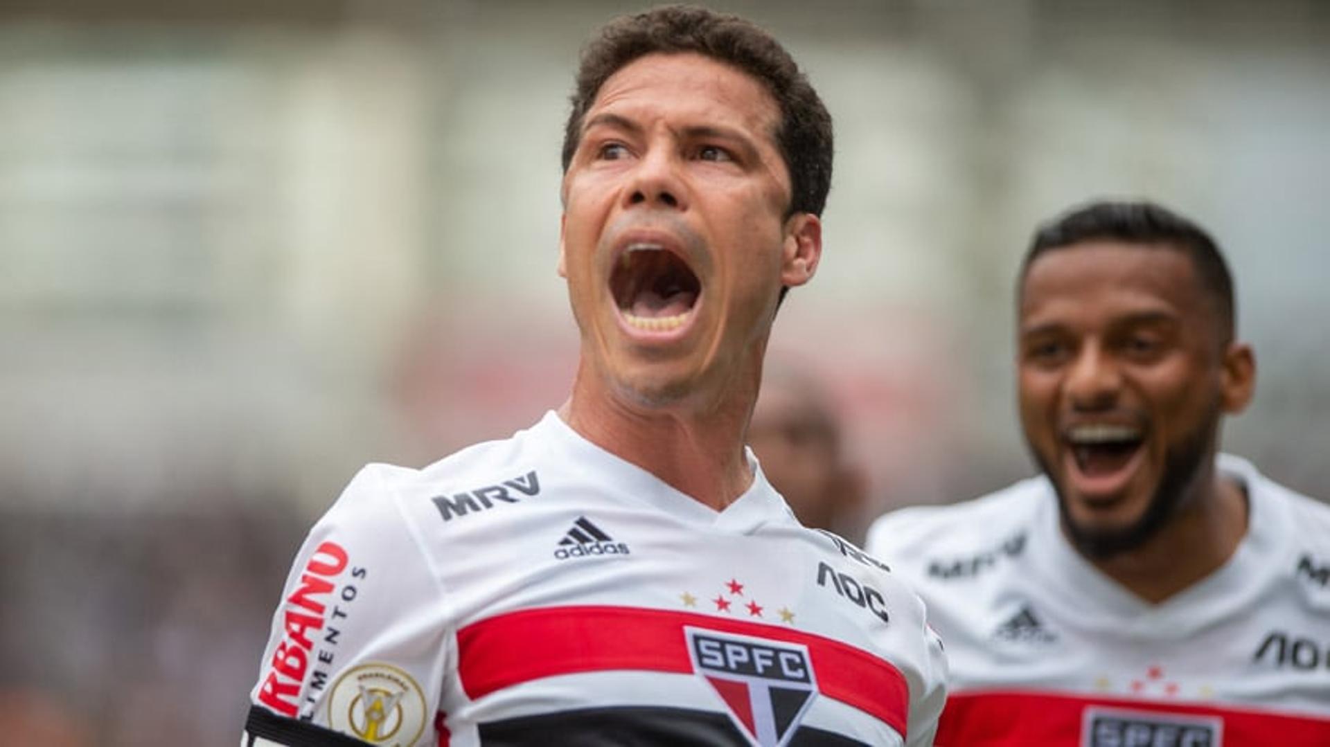 O São Paulo venceu o Botafogo por 2 a 1, neste sábado, no Engenhão. Hernanes abriu o placar para o Tricolor, e Pablo decretou a vitória sobre o Alvinegro com um gol nos acréscimos do segundo tempo. A dupla se destacou no time comandado por Cuca no triunfo no Rio de Janeiro.&nbsp;Confira as notas do LANCE! (Por&nbsp;Gabriel Grey -&nbsp;gabrielgrey@lancenet.com.br)