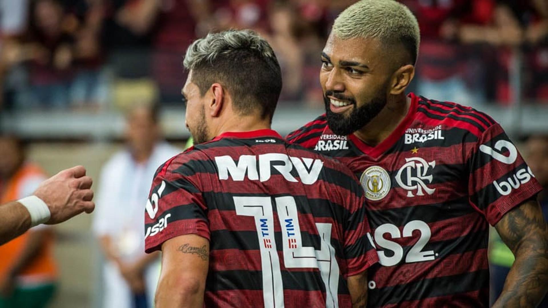 A rotina de boas atuações de Gabigol e Arrascaeta em 2019 teve mais um capítulo neste sábado, no Mineirão. O camisa 9, outra vez, mostrou o seu oportunismo dentro da área. Agora, ele soma 17 gols no Brasileirão. Inspirado, o uruguaio decidiu na etapa final, após boa construção ofensiva do ataque. Confira, na sequência de fotos, as notas do L! (Por Carlos Bandeira de Mello - carlosandrade@lancenet.com.br)<br>