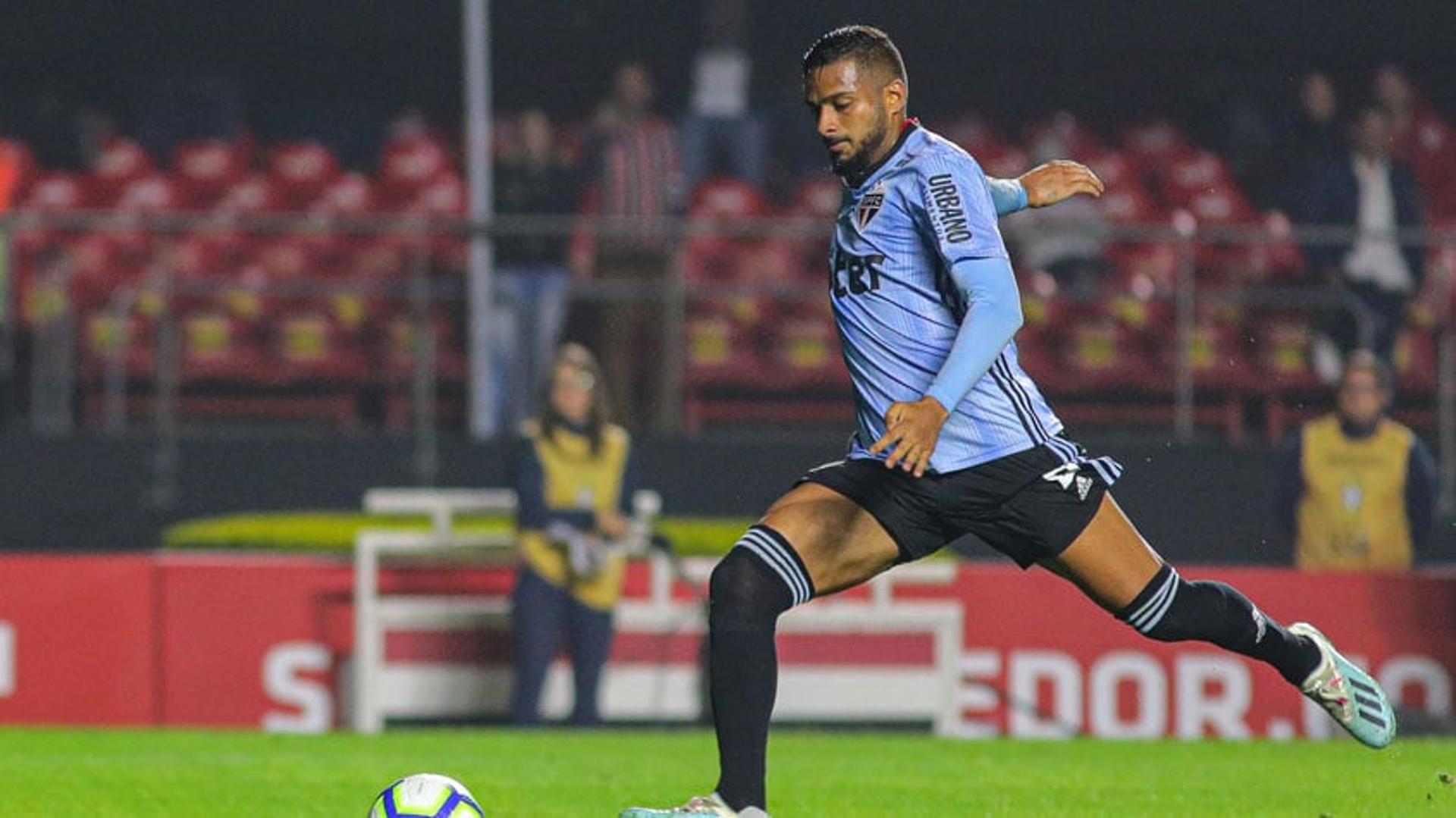 O São Paulo mais uma vez decepcionou sua torcida no Morumbi e perdeu para o Goiás por 1 a 0 na noite desta quarta-feira, pela 21ª rodada do Brasileirão. Todo o time teve fraca atuação e parou nas boas defesas do goleiro Tadeu. Reinaldo foi o melhor do Tricolor, mas perdeu um pênalti que poderia ter dado o empate ao time. Confira as notas do São Paulo no LANCE! (reportersaopaulo@lancenet.com,br)