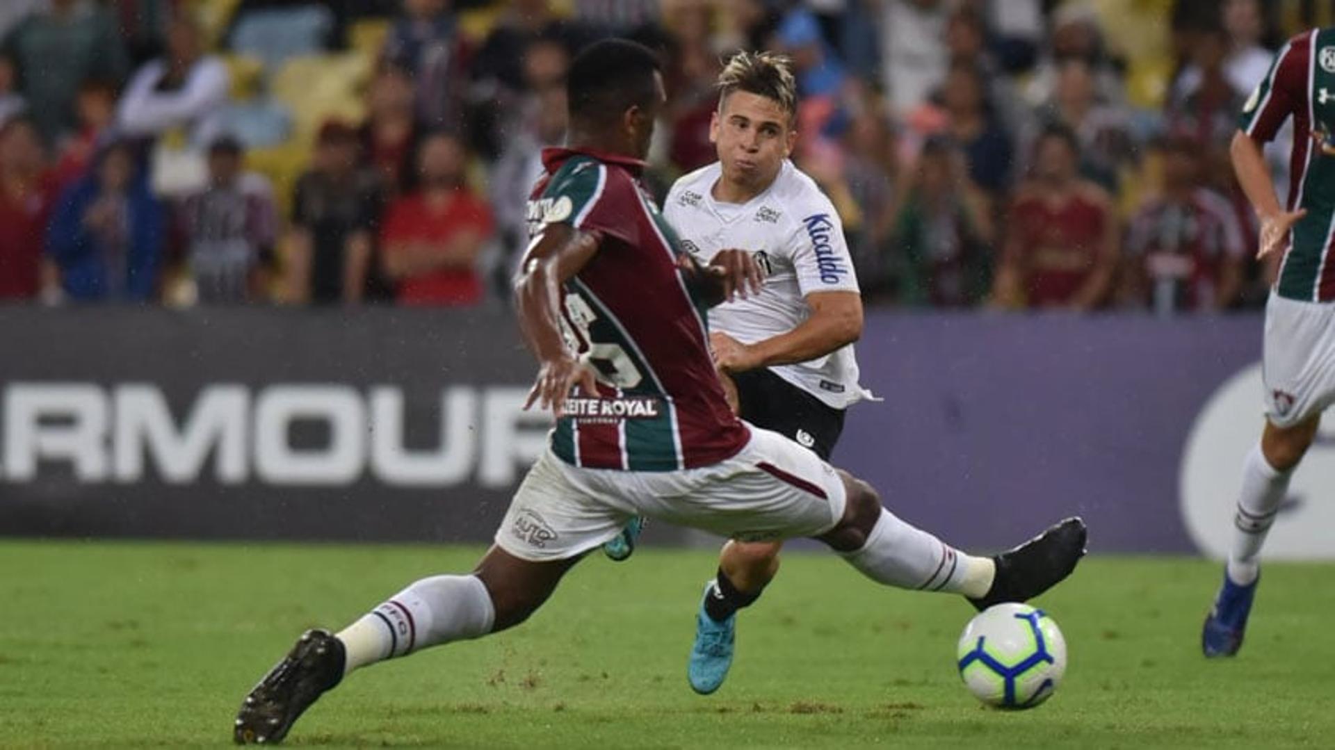 Em jogo quente no Maracanã, Fluminense e Santos empataram em 1 a 1 na noite desta quinta-feira, pela 21ª rodada do Campeonato Brasileiro. O Peixe não teve uma grande atuação, e o venezuelano Soteldo foi o grande destaque dos paulistas. Confira as notas do Santos no LANCE! (por&nbsp;Gabriel Grey)