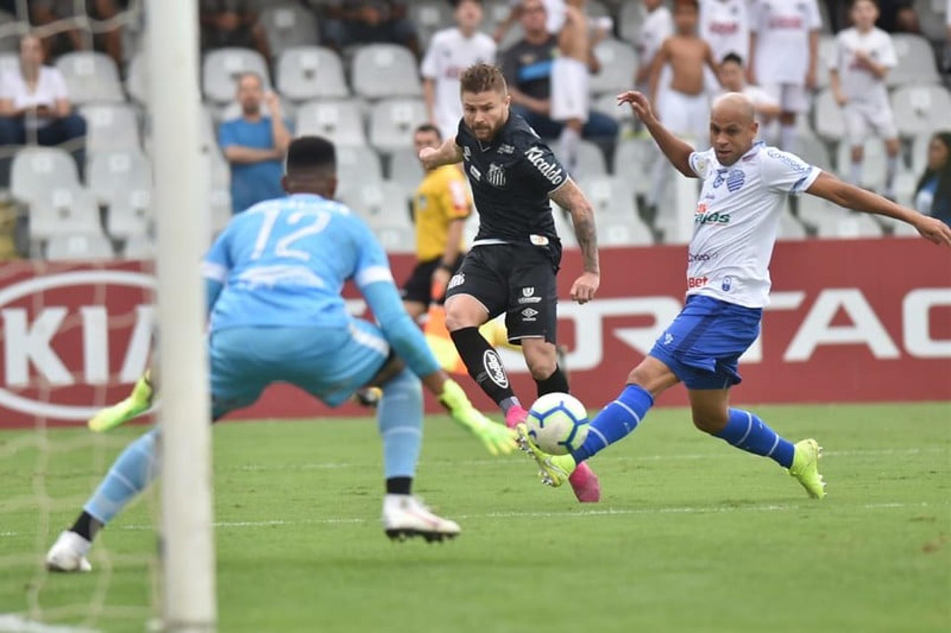 Na Vila Belmiro, o Santos reencontrou o caminho das vitórias e bateu o CSA por 2 a 0. O atacante Eduardo Sasha marcou o segundo gol do Peixe e levou a maior nota do time no jogo. Veja, a seguir, as notas para o Santos no duelo (Por João Vitor Castanheira - joaovitor@lancenet.com.br)