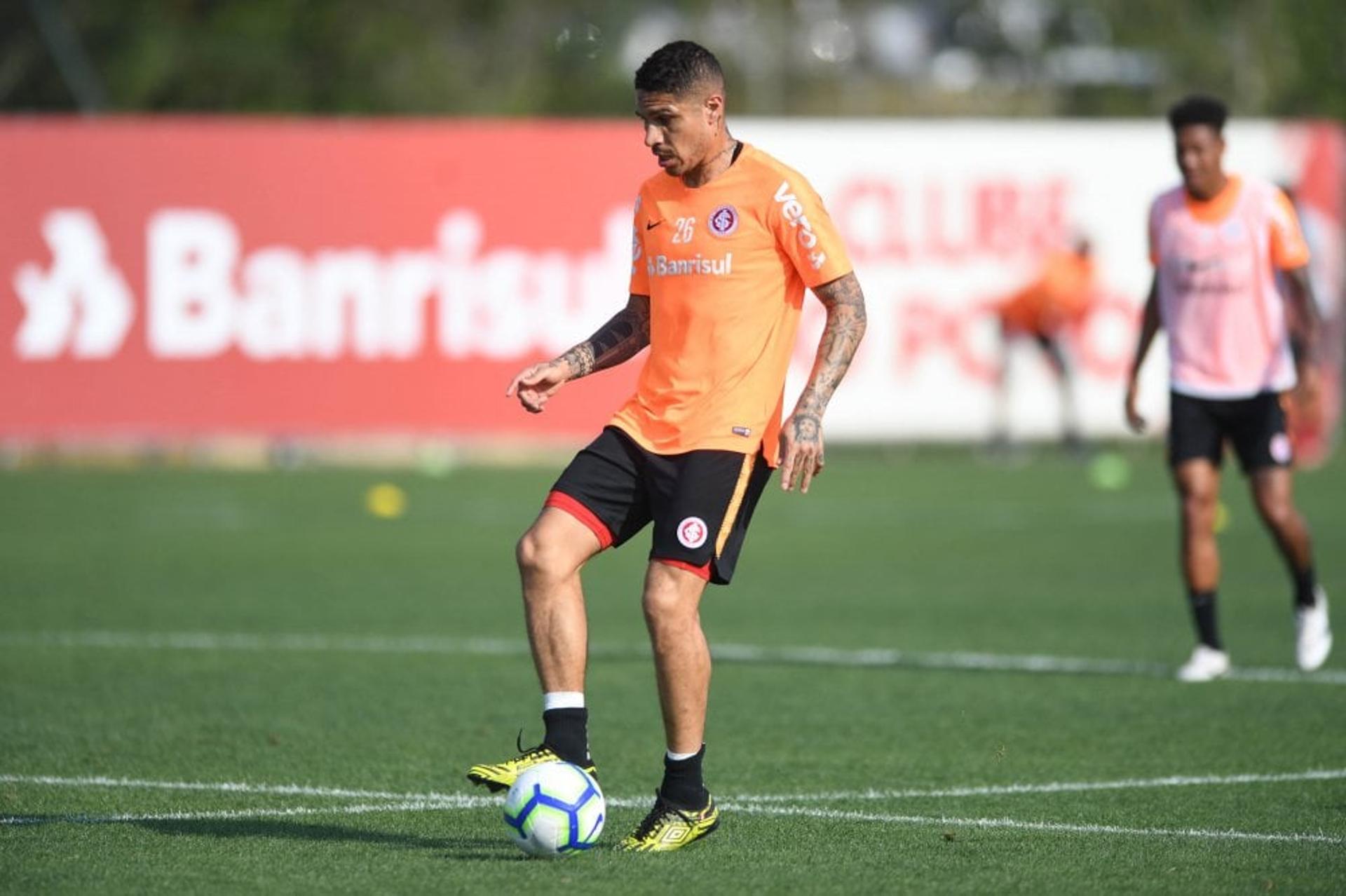 Paolo Guerrero em treino do Internacional