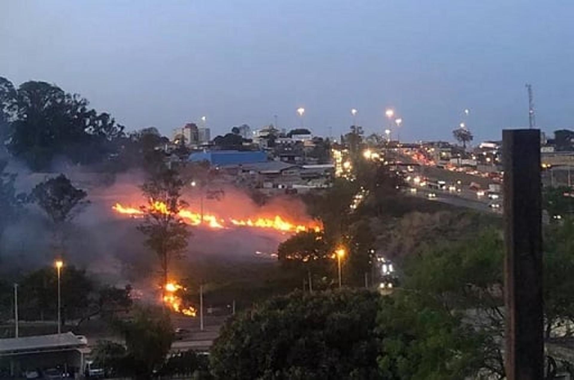 Terreno onde será construído o estádio do Galo pegou fogo na noite desta quarta-feira