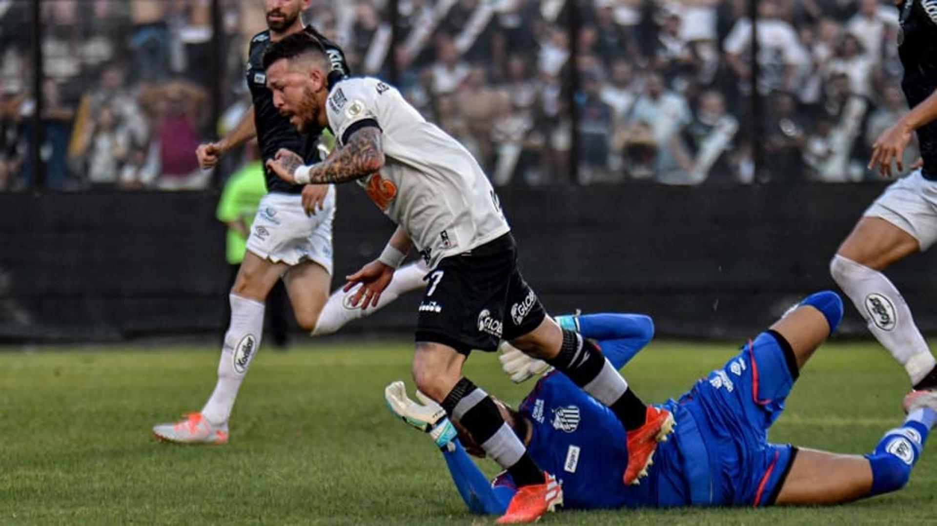 Vasco x Santos - Rossi sofrendo penalti