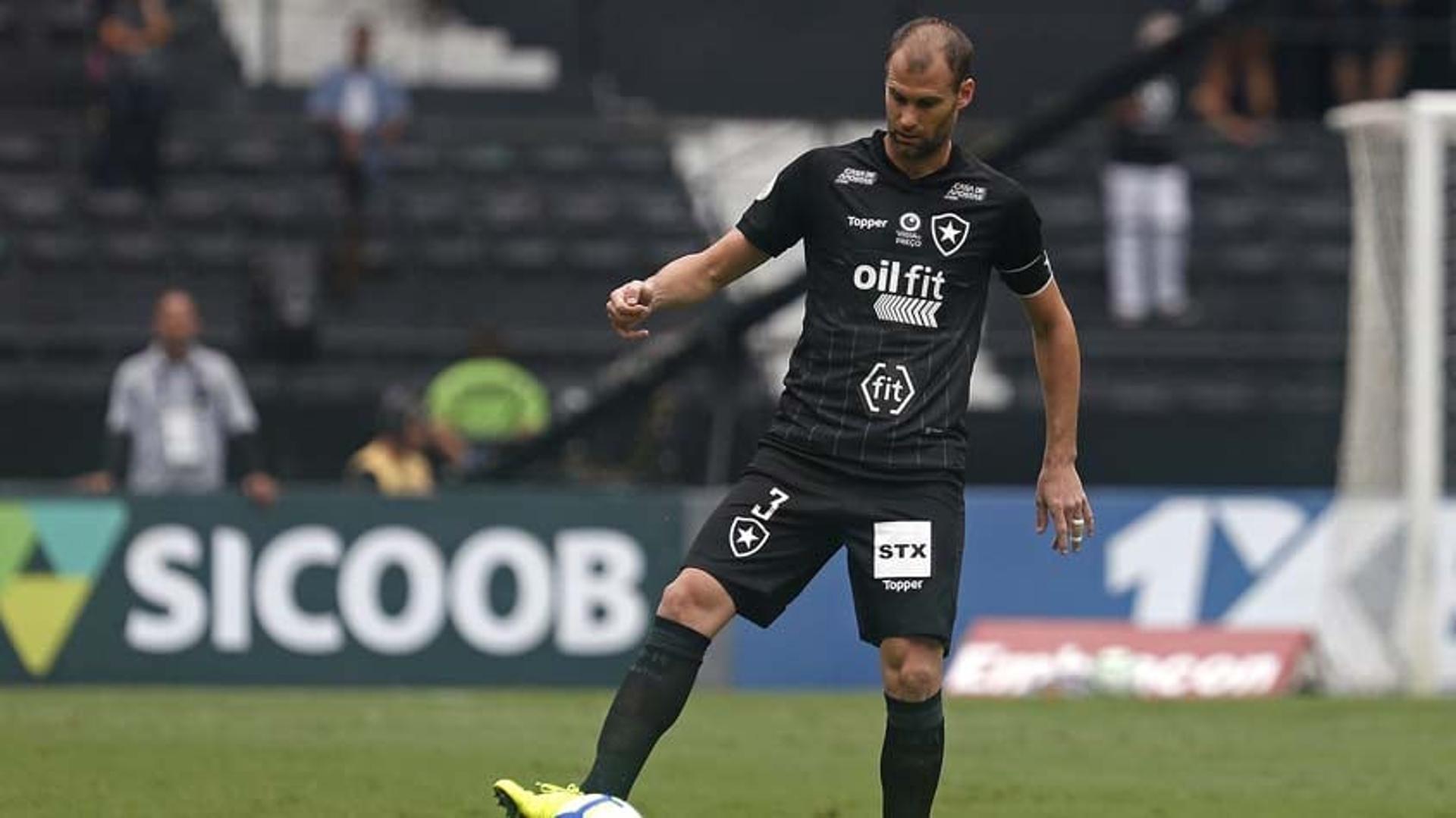 O Botafogo voltou a jogar muito mal e foi derrotado pelo Fluminense, neste domingo, no Estádio Nilton Santos, por 1 a 0. O Glorioso vive péssima fase no Campeonato Brasileiro e já vê a zona de rebaixamento se aproximando. O técnico Eduardo Barroca teve mais um dia para esquecer e alguns dos principais jogadores do time foram muito mal diante do Tricolor das Laranjeiras. Confira as notas do LANCE! (Por&nbsp;Gabriel Grey - gabrielgrey@lancenet.com.br)<br>