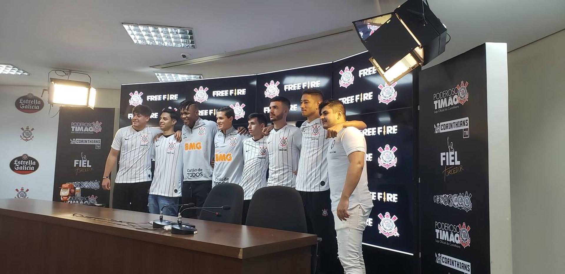 Jogadores do Timão posaram para fotos com a nova equipe de Free Fire do clube