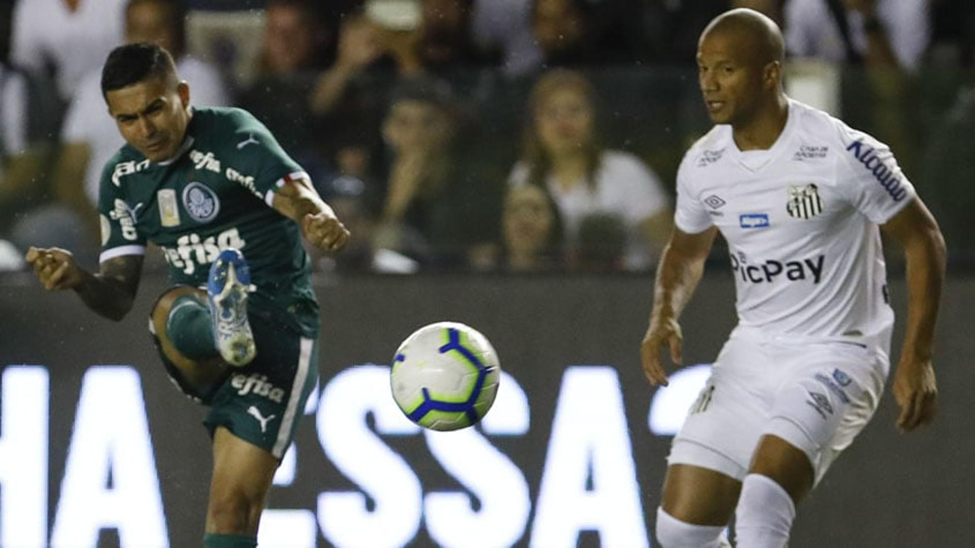 O Santos bateu o Palmeiras por 2 a 0 na noite desta quarta-feira, pela 24ª rodada do Campeonato Brasileiro, e reassumiu a vice-liderança da competição nacional.&nbsp;Gustavo Henrique se destacou na defesa, além de marcar um gol,&nbsp;Carlos Sánchez comandou o meio-campo, e Marinho infernizou no ataque santista. Confira as notas do Peixe do LANCE! (por&nbsp;Gabriel Rodrigues)