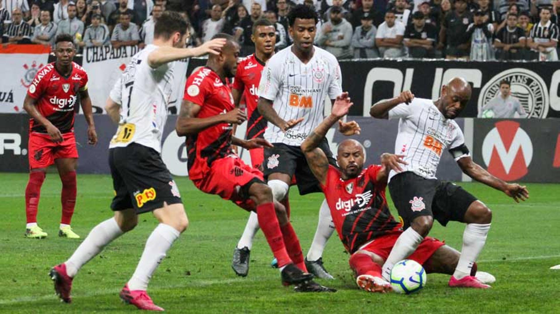 Em duas jogadas de bola parada, o Corinthians conseguiu o empate por 2 a 2 com Athletico-PR, que teve as maiores ações no jogo, na noite desta quinta-feira, pela 24ª rodada do Campeonato Brasileiro, na Arena em Itaquera. O grande destaque do Timão foi o atacante Gil, autor de um dos gols da equipe. Confira as notas do Corinthians do LANCE! (reportertimao@lancenet.com.br)