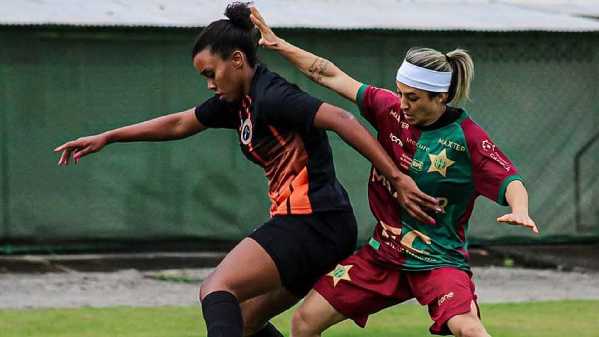 Jogadoras defendem seus clubes em paralelo com rotina de trabalho ou de estudo