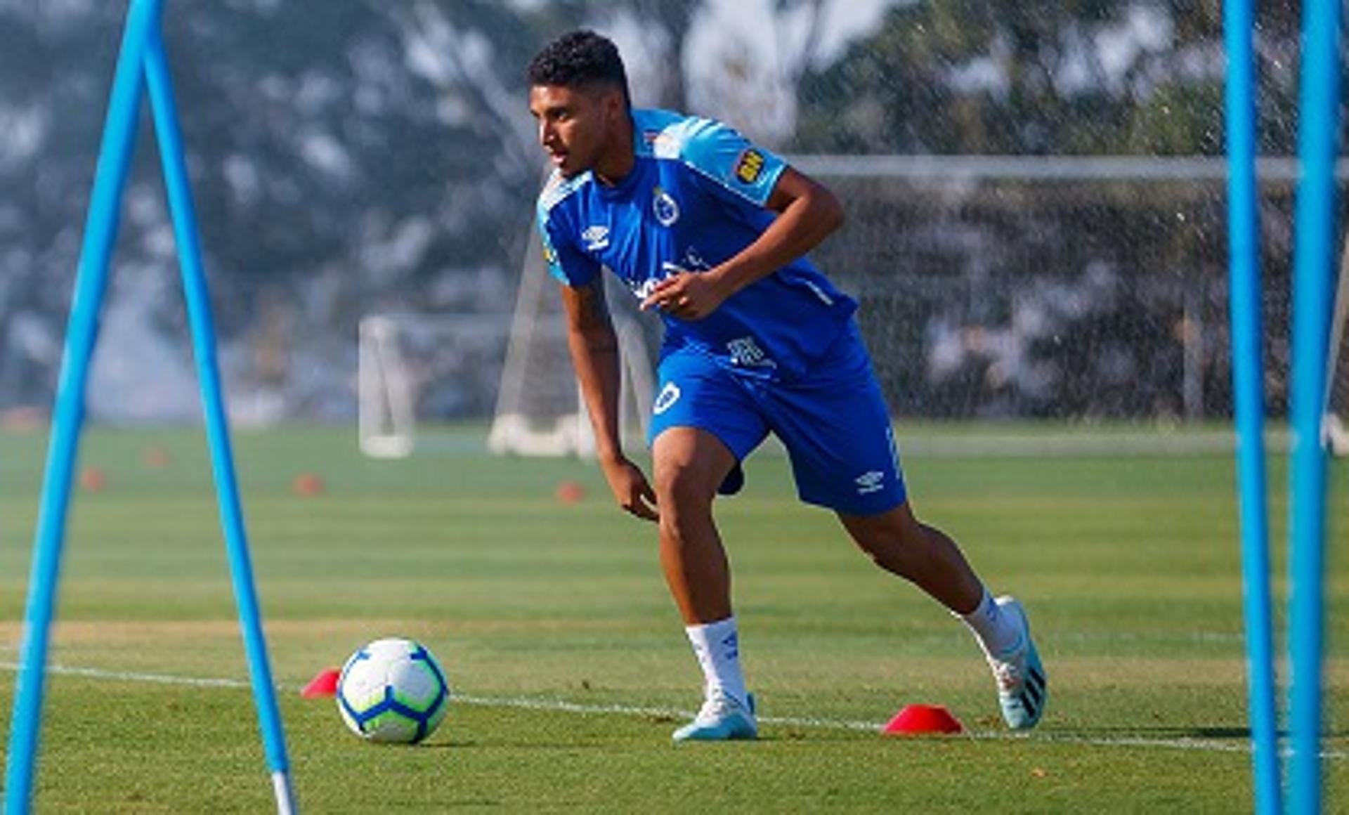 Éderson teve algumas chances com Mano, mas se consolidou na breve passagem de Rogério Ceni pela Raposa