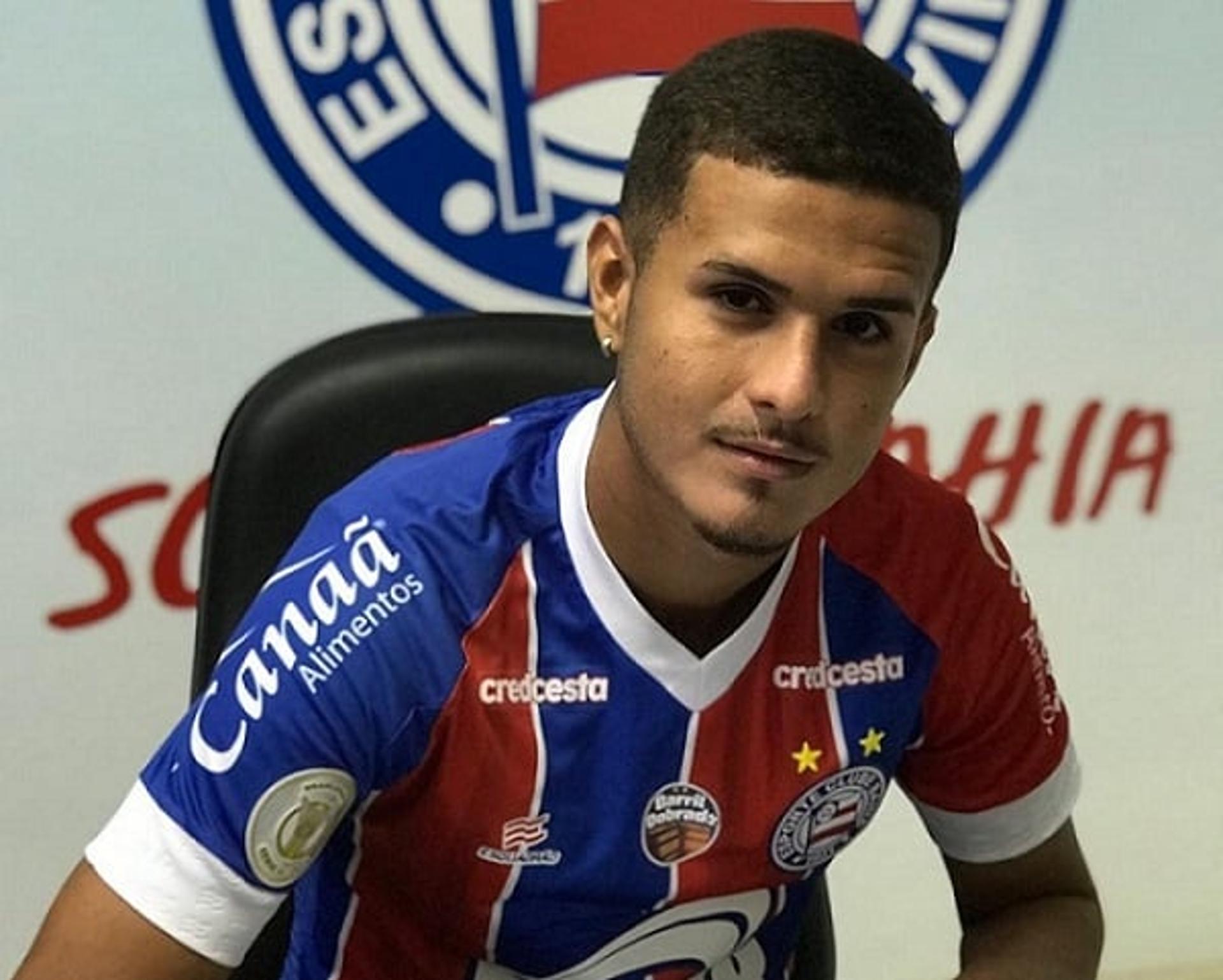 Victor Diniz assinando com o Bahia