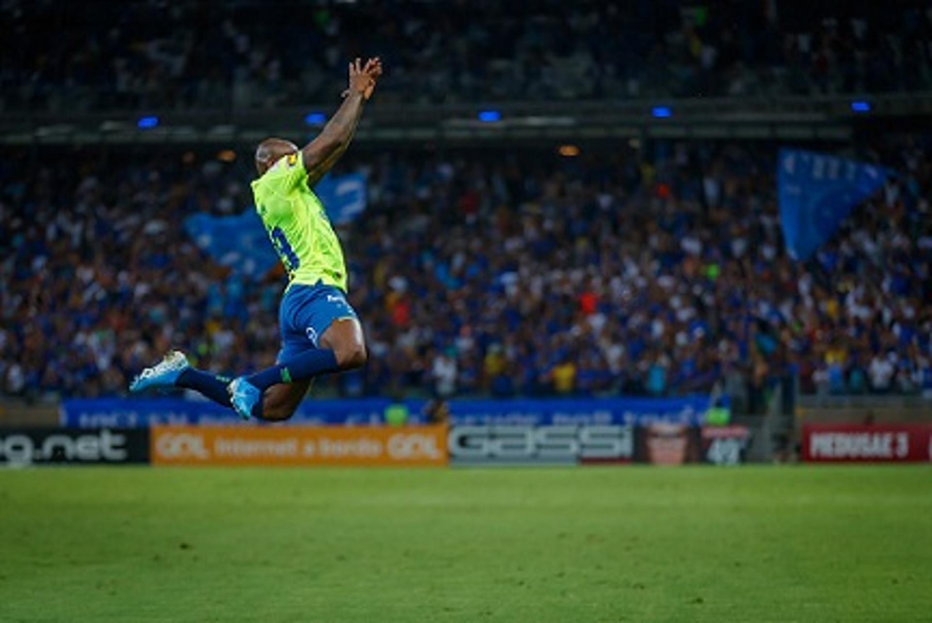 sassá fez um belo gol, salvou o Cruzeiro contra o Bahia e pode ser mantido contra o Furacão