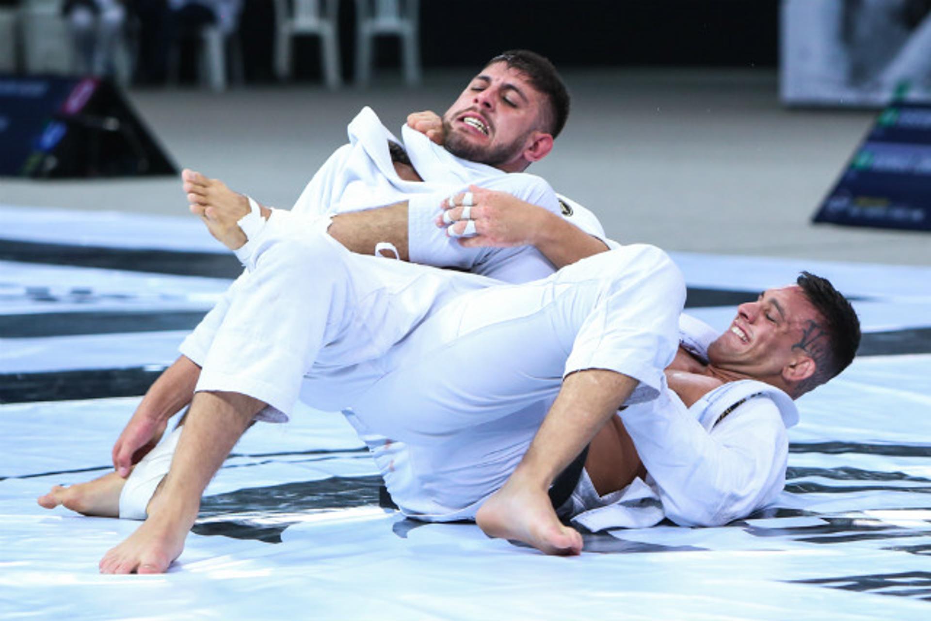 Patrick Gáudio finalizou Rafael Message e foi o campeão da divisão 120kg (Foto: divulgação)