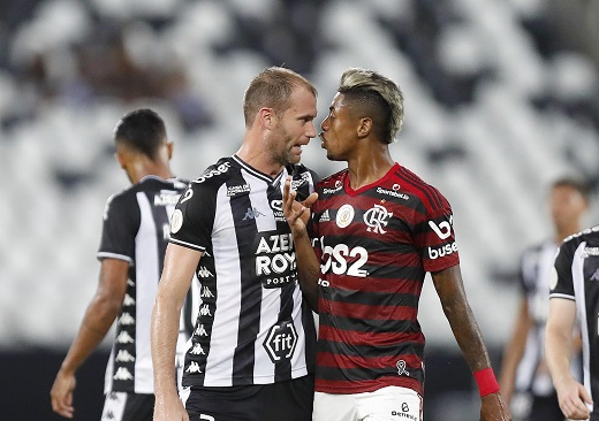 Botafogo x Flamengo - Carli e Bruno Henrique