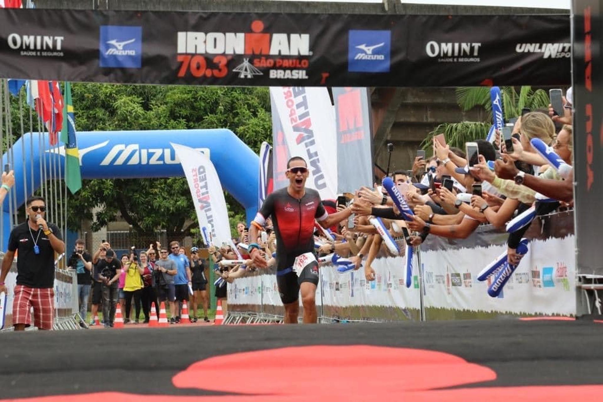 José Belarmino vibra com a vitória no Ironman 70.3 São Paulo. (Fábio Falconi/Unlimited Sports)