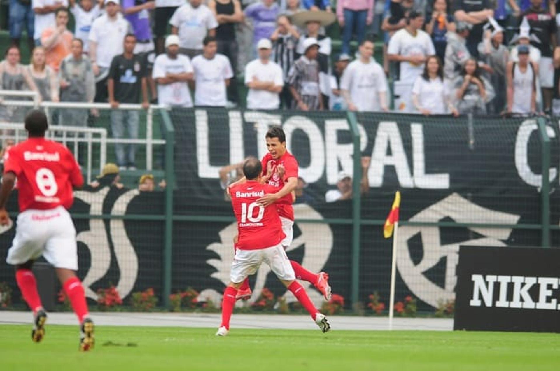 Nilmar após gol em Corinthians x Internacional de 2009