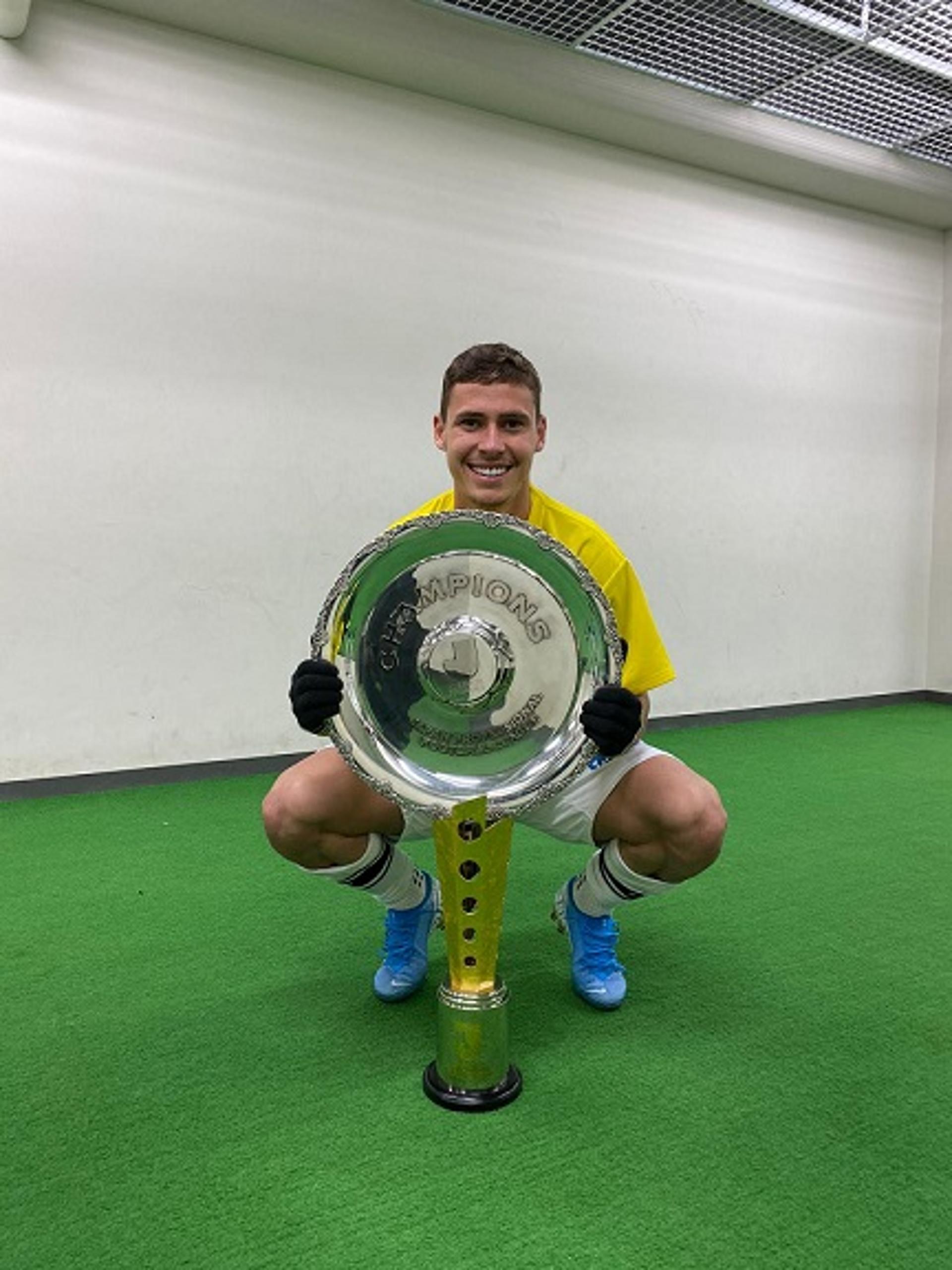 Matheus Savio com o troféu