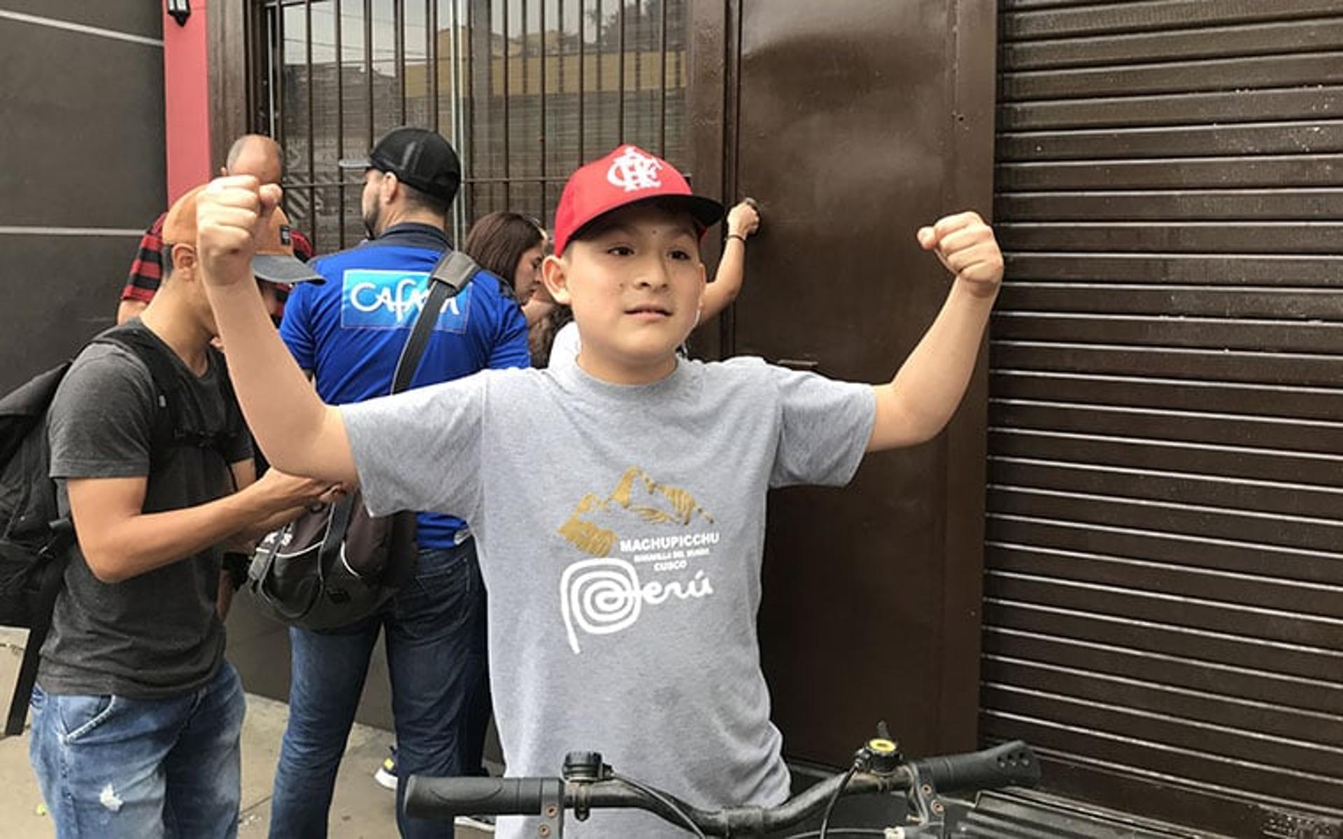 O peruano José Pancho, de 14 anos, começou a acompanhar o Flamengo por causa de Paolo Guerrero e agora é fã de Gabigol