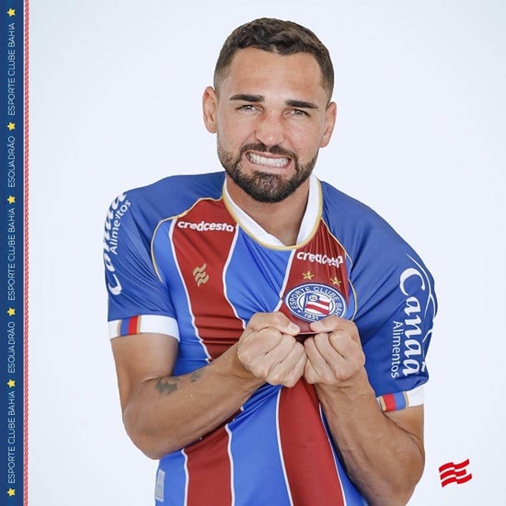 Gilberto usando o uniforme 2 do Bahia para 2020