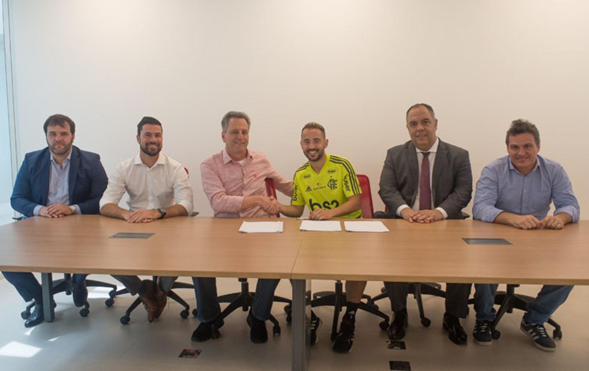 Everton Ribeiro Renovação de contrato