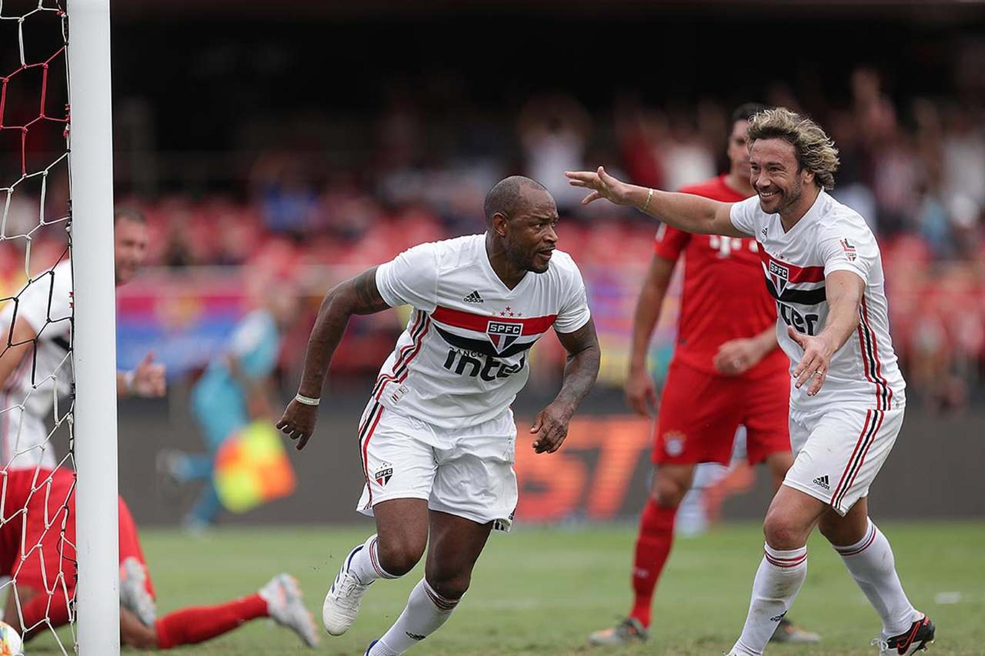 Fabão comemora com Lugano o gol que marcou contra o Bayern, na semi. Ele também marcou na final contra o Barcelona